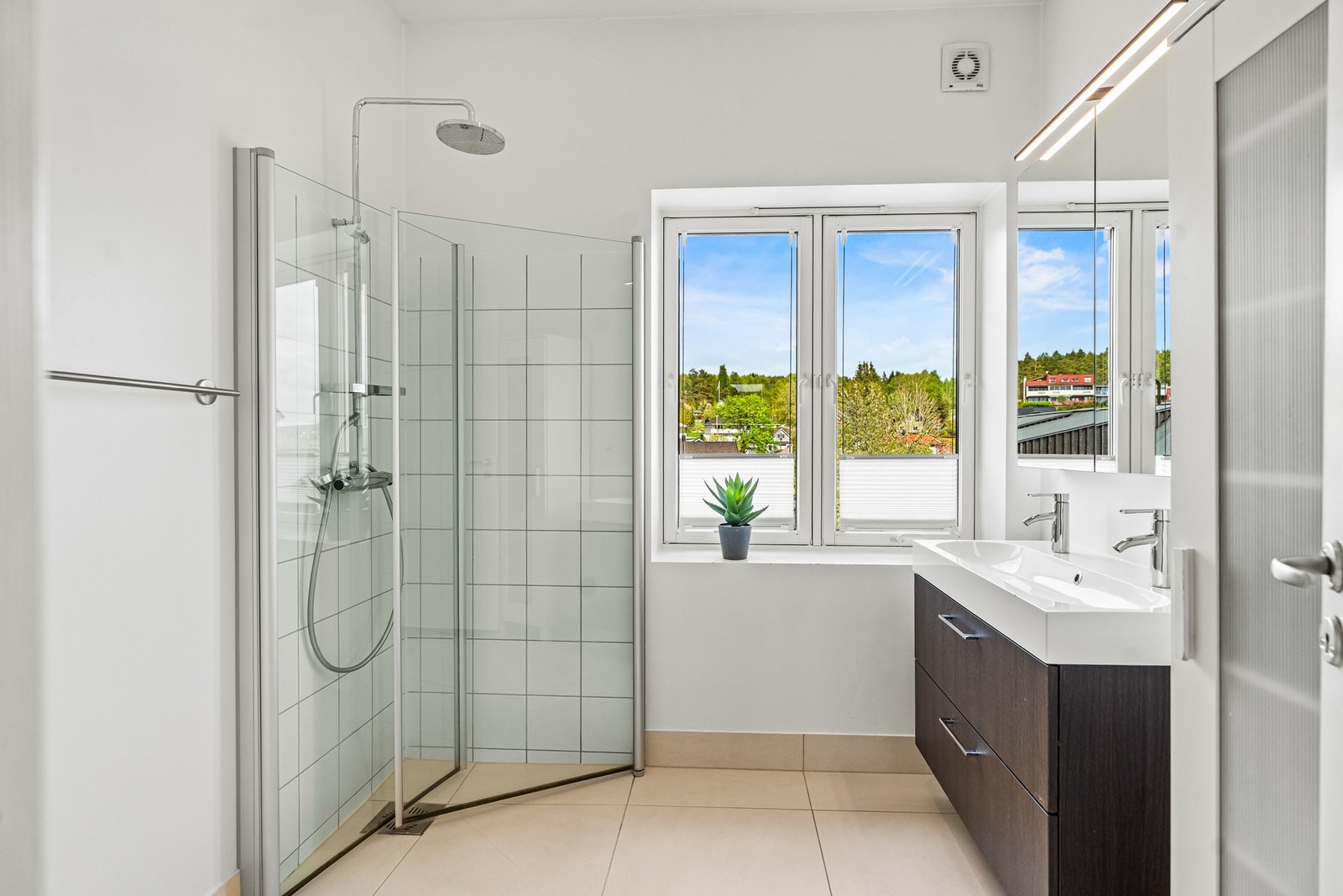 Moderne bad med vegghengt toalett, dusjnisje og servantinnredning. Galleribilde