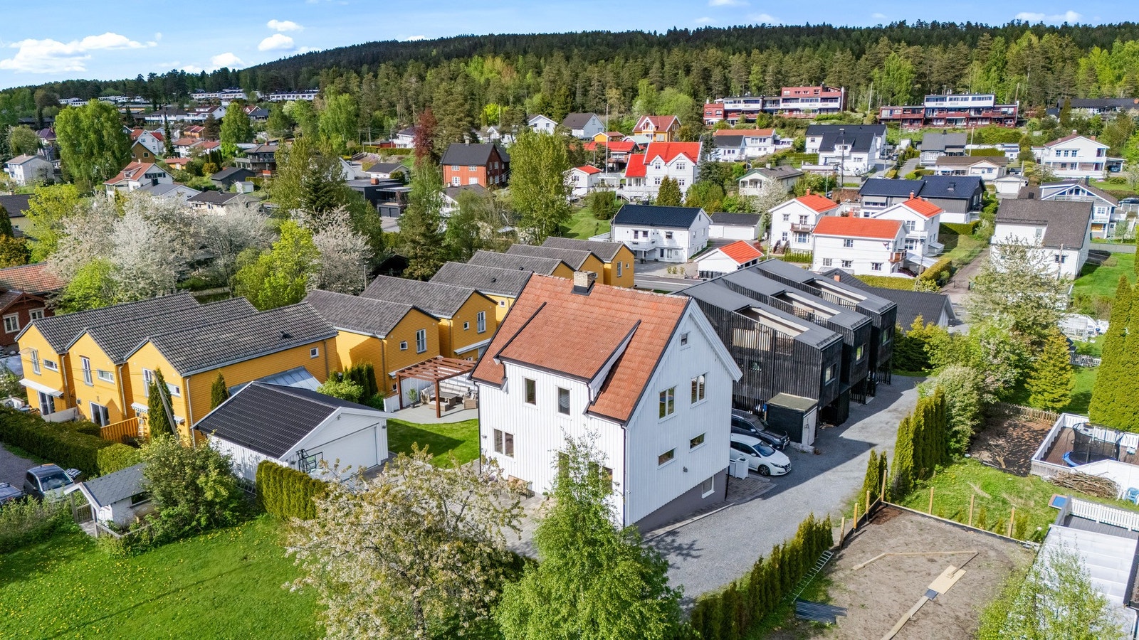 Flott droneperspektiv som viser eiendommens attraktive og tilbaketrukne beliggenhet i rolige omgivelser. Galleribilde
