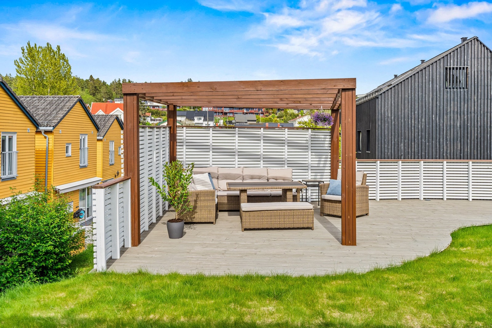 Hyggelig og solrikt uteområde med god plass til både lek, avslapning og sosiale sammenkomster. Galleribilde