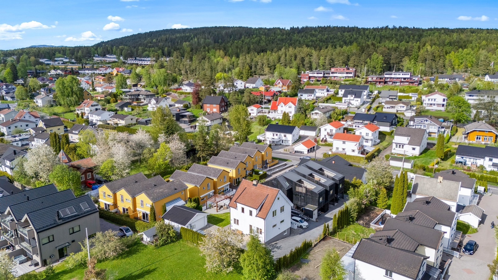 Eiendommen har en romslig tomt med gode muligheter for ulike uteaktiviteter. Galleribilde