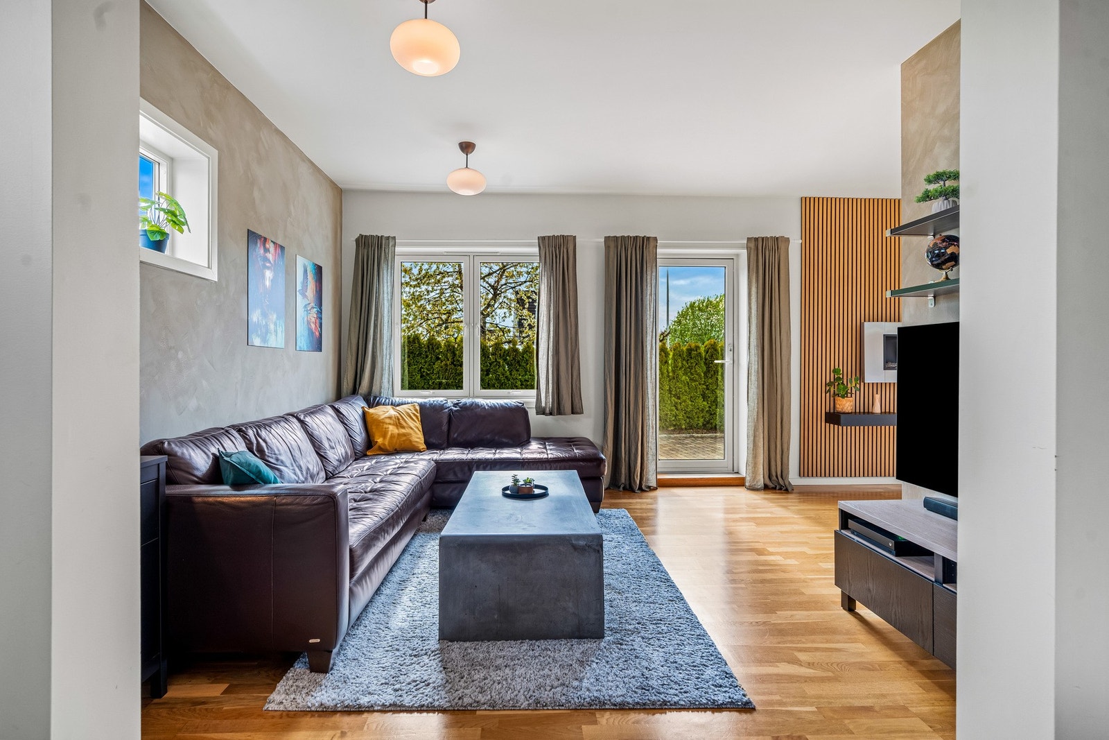 Stuen har god plass til både sofakrok, TV-løsning og stor spisegruppe. Galleribilde