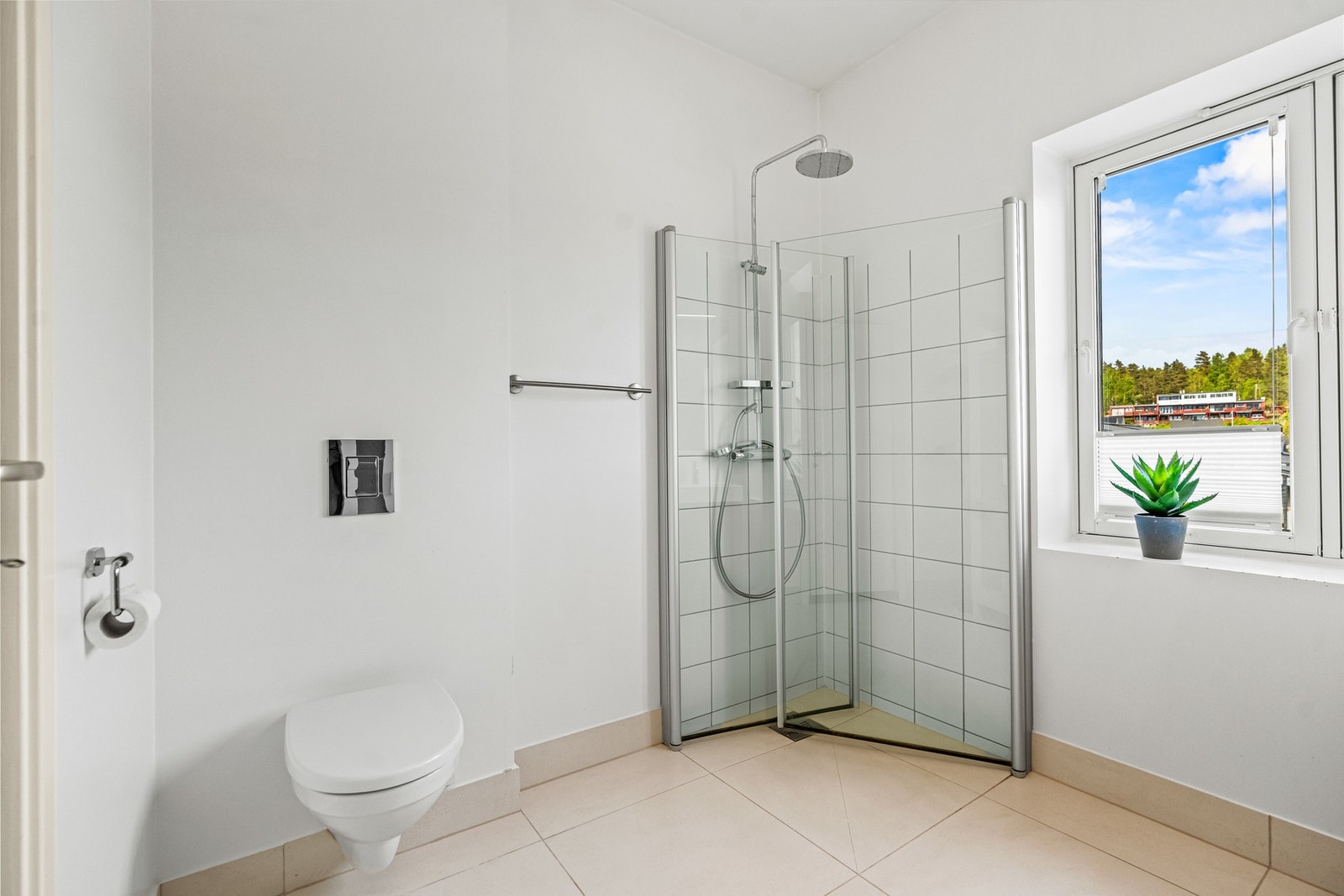 Badet har ventilasjon og luftespalte i dør for god luftgjennomstrømning. Galleribilde