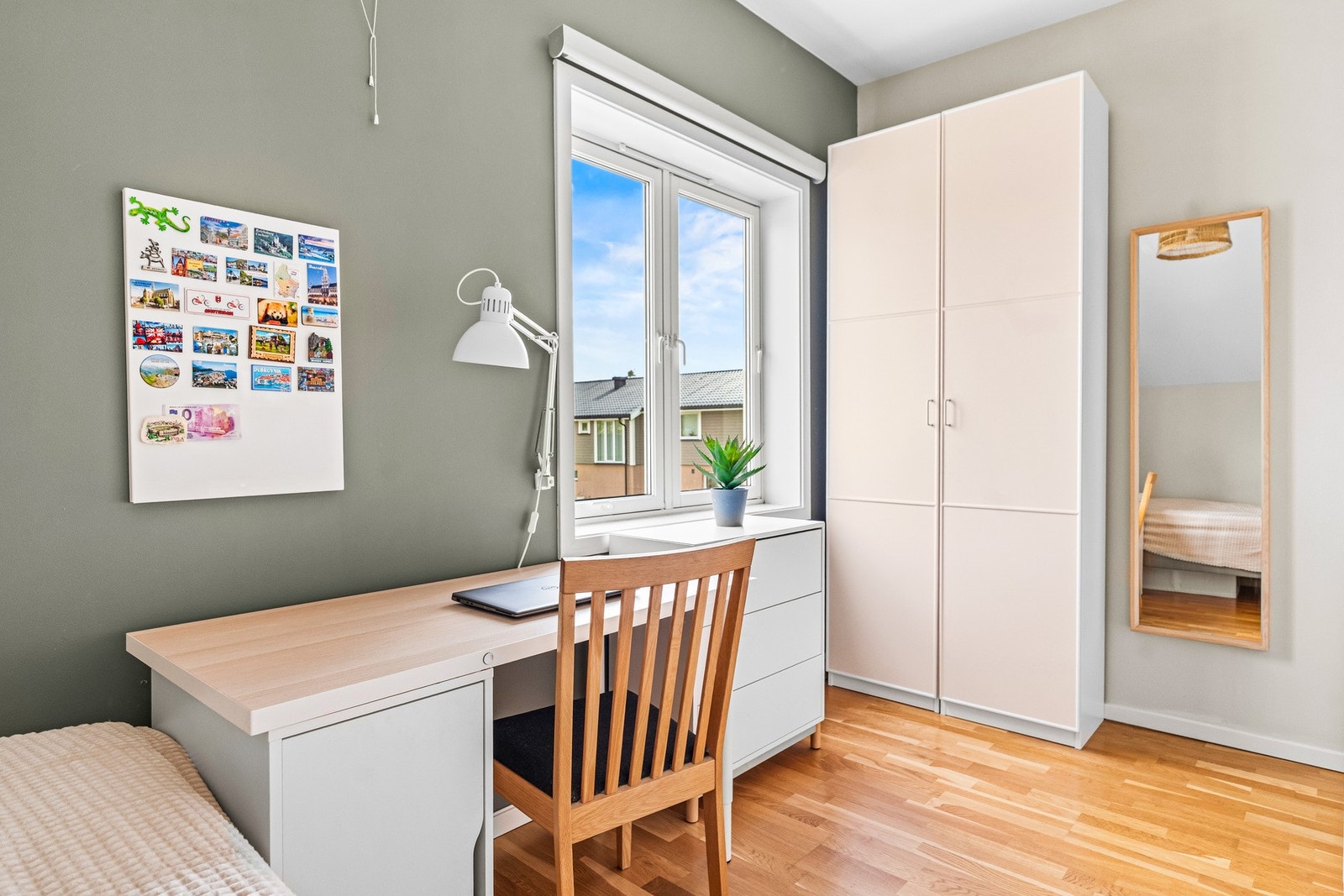 Soverom med plass til oppbevaringsløsninger og personlig tilpasning. Galleribilde
