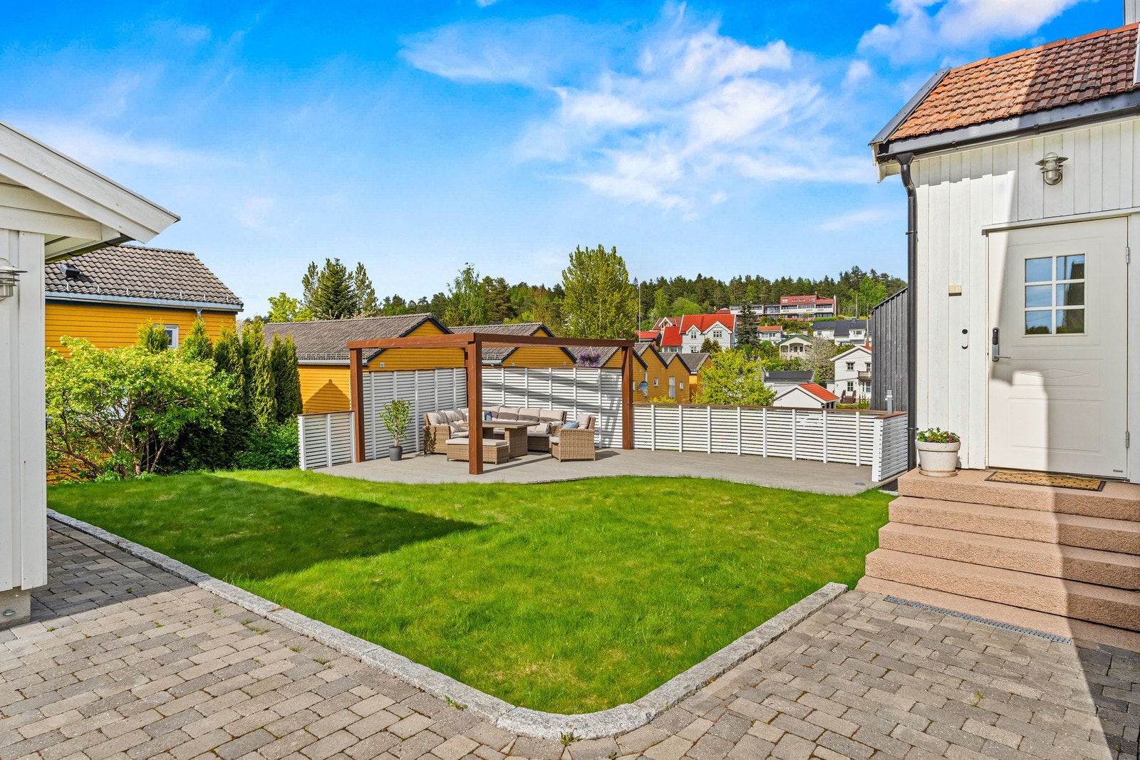 Solrik hage med enkel beplantning og god plass til egen tilpasning. Galleribilde