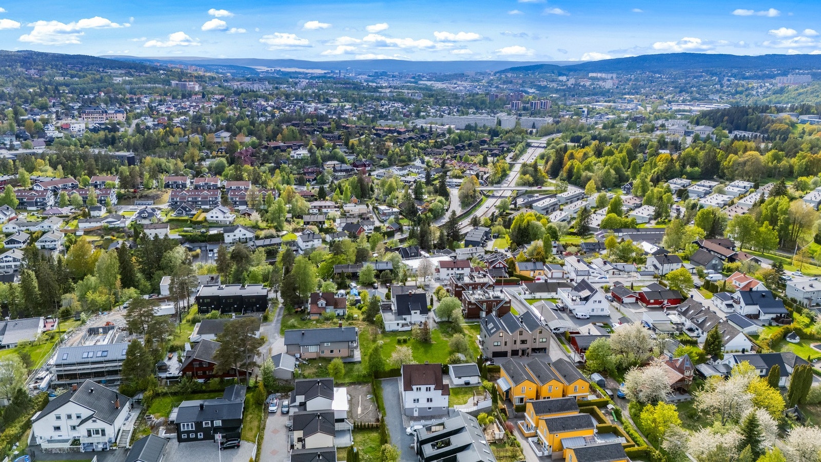 Stovnerveien 38A har en attraktiv og tilbaketrukket beliggenhet i et etablert og barnevennlig boligområde. Galleribilde