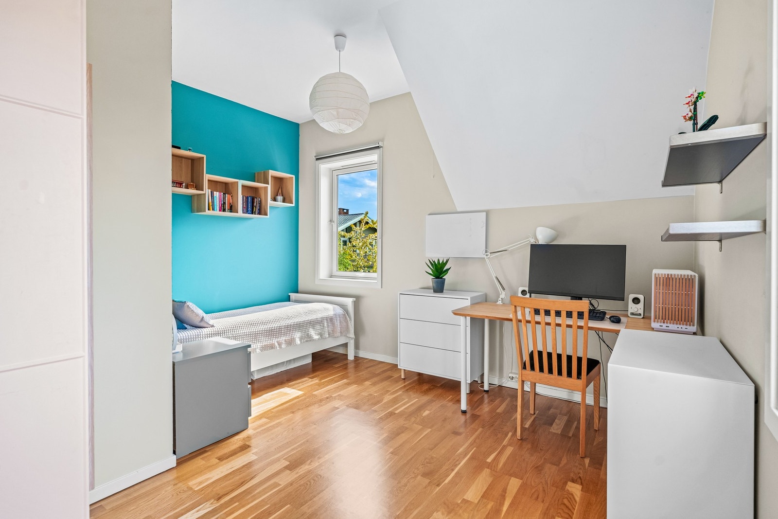 Praktisk soverom med fleksibel bruk - egner seg godt som barnerom, gjesterom eller kontor. Galleribilde