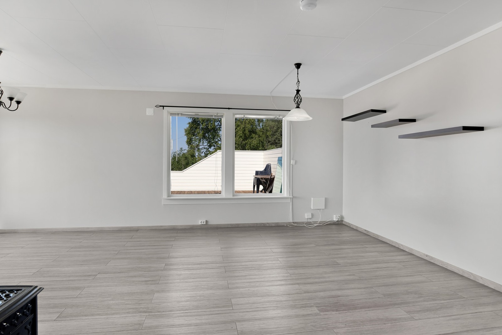 Store vindusflater gir godt med naturlig lys og rammer inn utsikten. Galleribilde