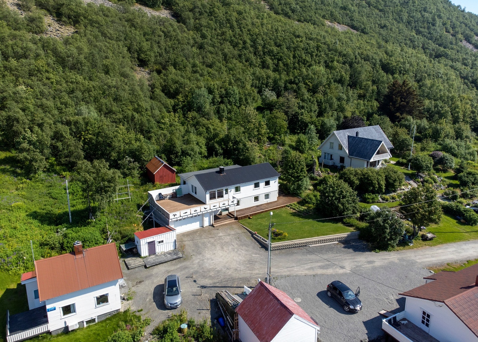 Oversiktsbilde som viser eiendommens skjermede og naturnære beliggenhet. Galleribilde