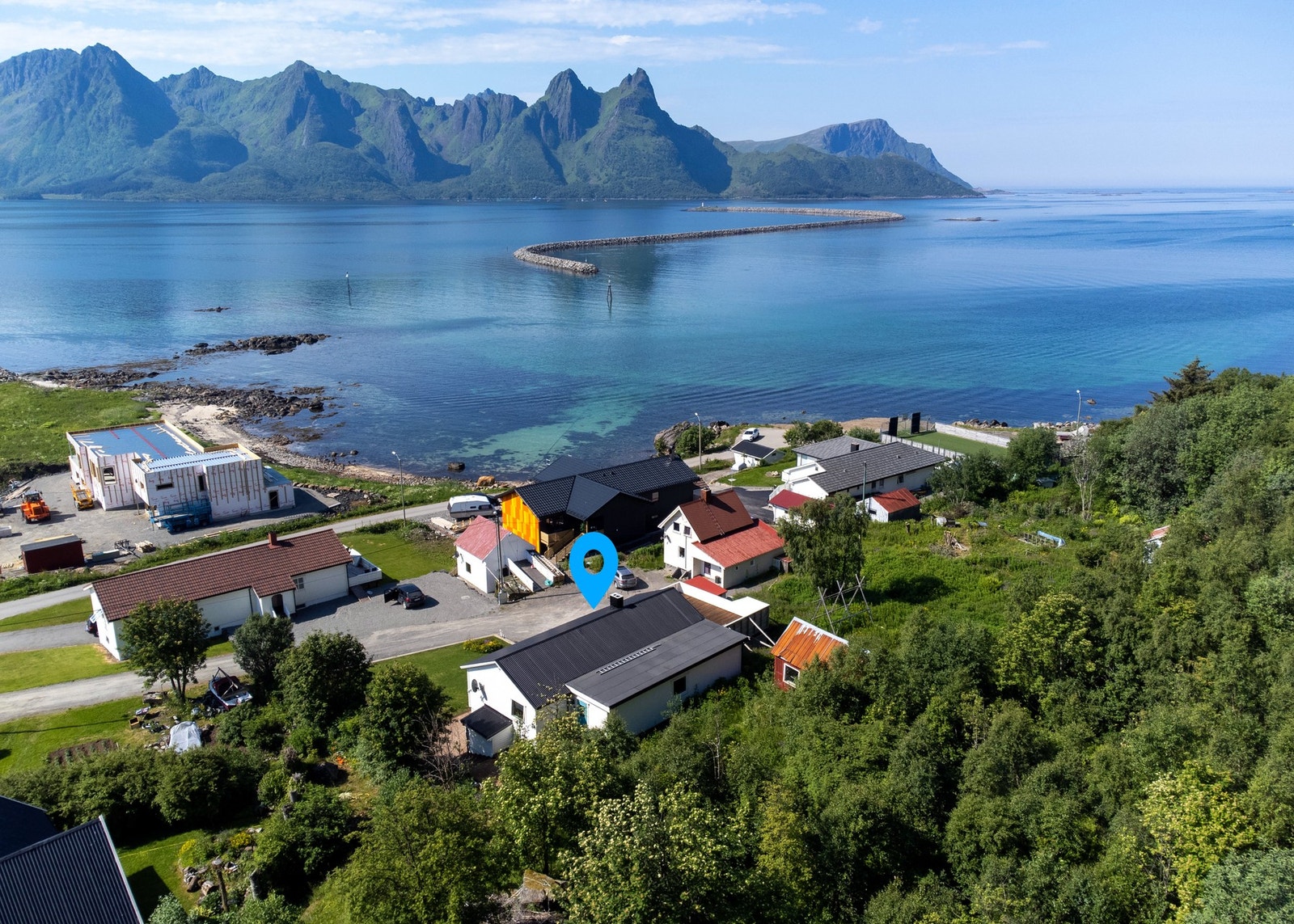 Eiendommen ligger i et attraktivt og solrikt boligområde på Myre, med flott utsikt mot sjø, fjell og innløpet til havnen. Galleribilde