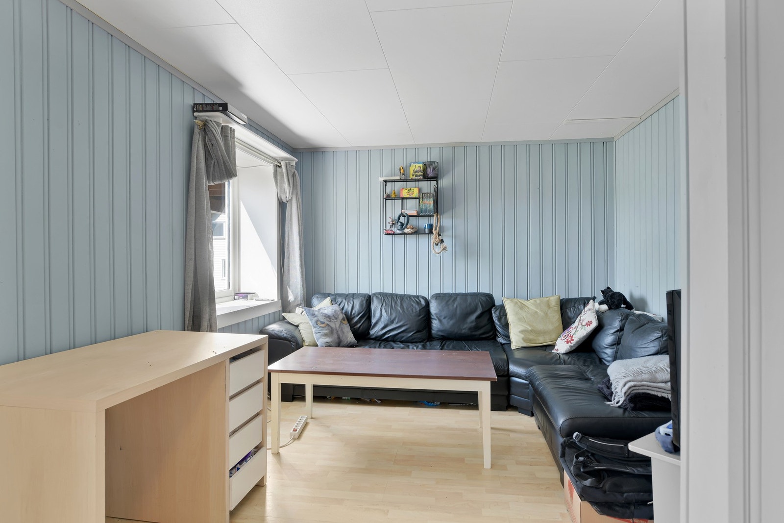 I underetasjen er det en egen del med stue- og kjøkkenløsning. Denne delen er ikke godkjent for varig opphold eller utleie. Galleribilde