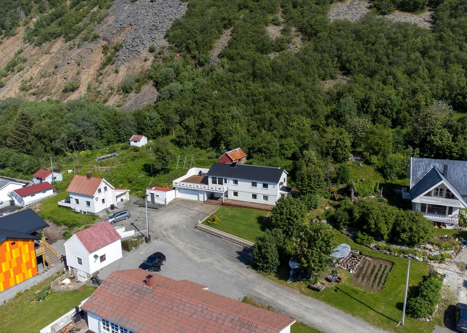 Tomten er på over ett mål og er delvis naturtomt. Galleribilde