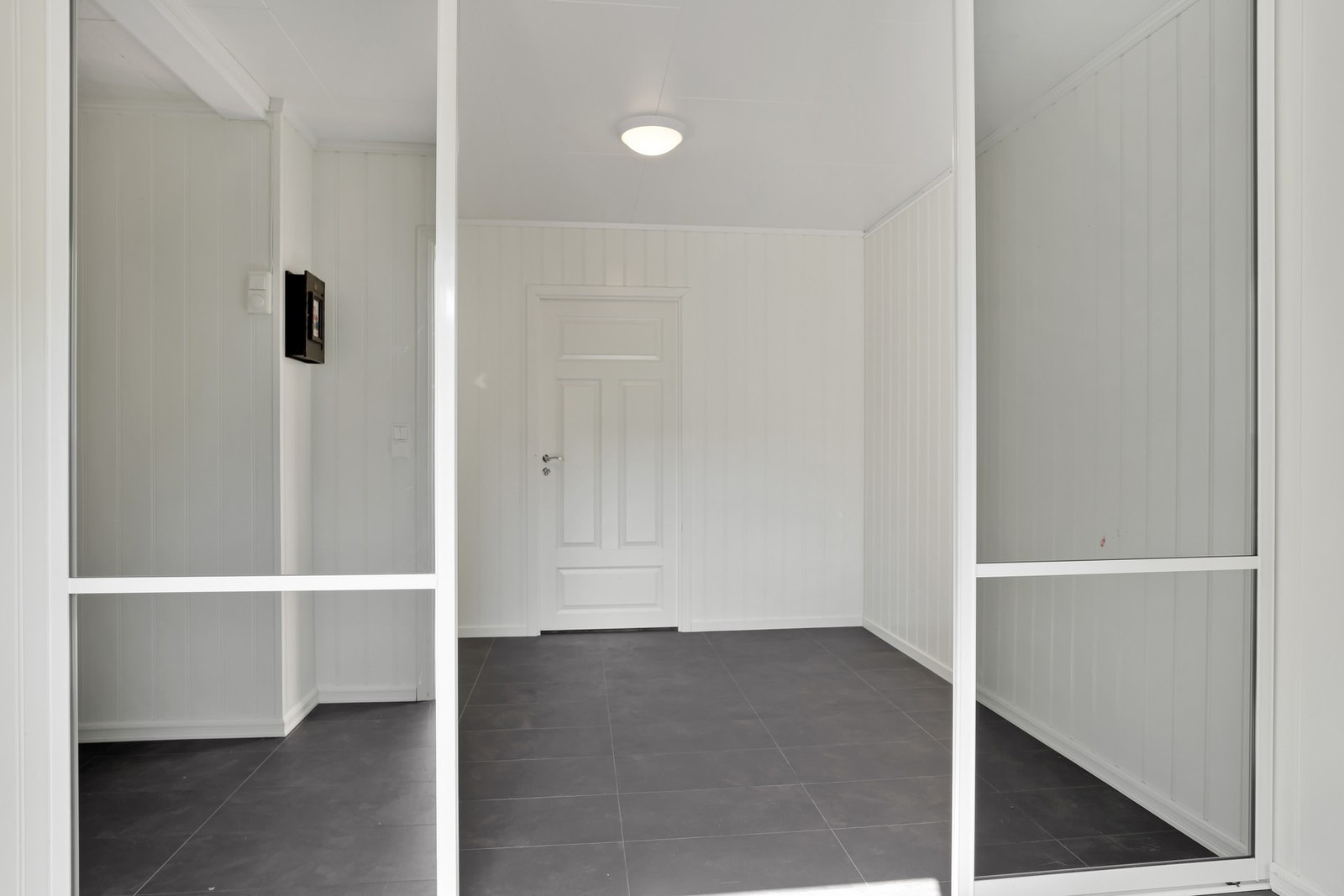 Fra entréen er det adkomst til et romslig omkledningsrom, som er en del av tilbygget fra 2017. Galleribilde