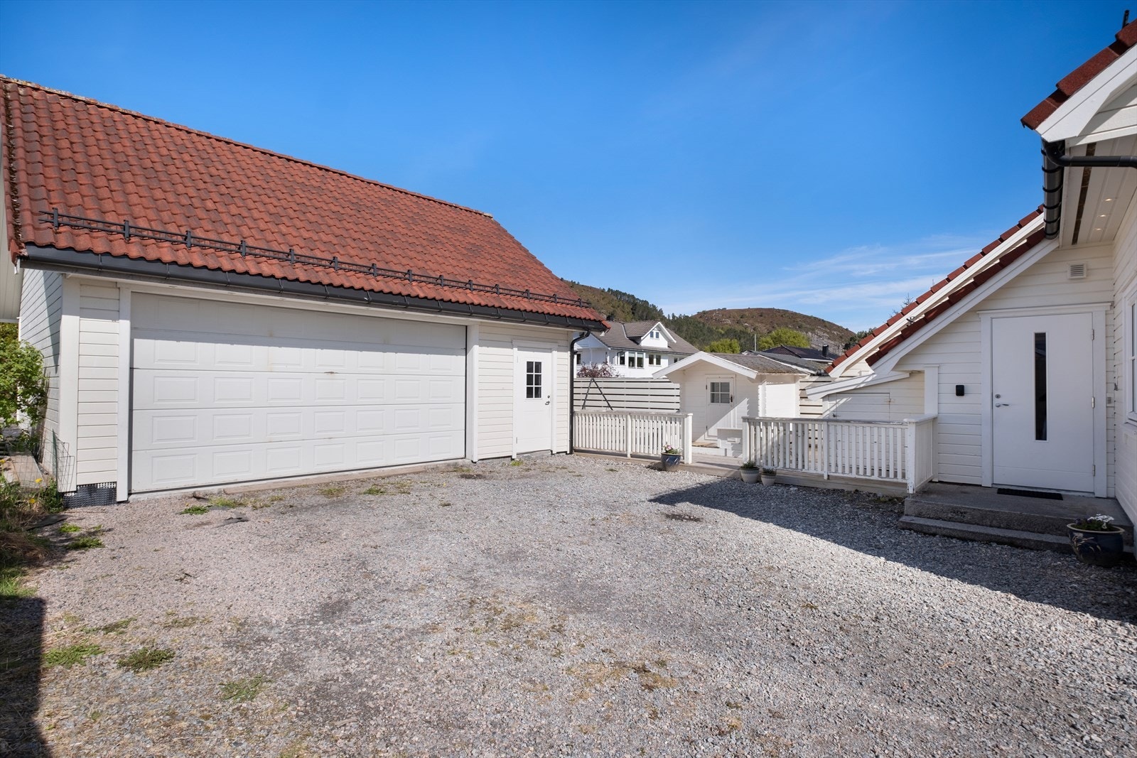 Garasjen har også en bod og lagringshems Galleribilde