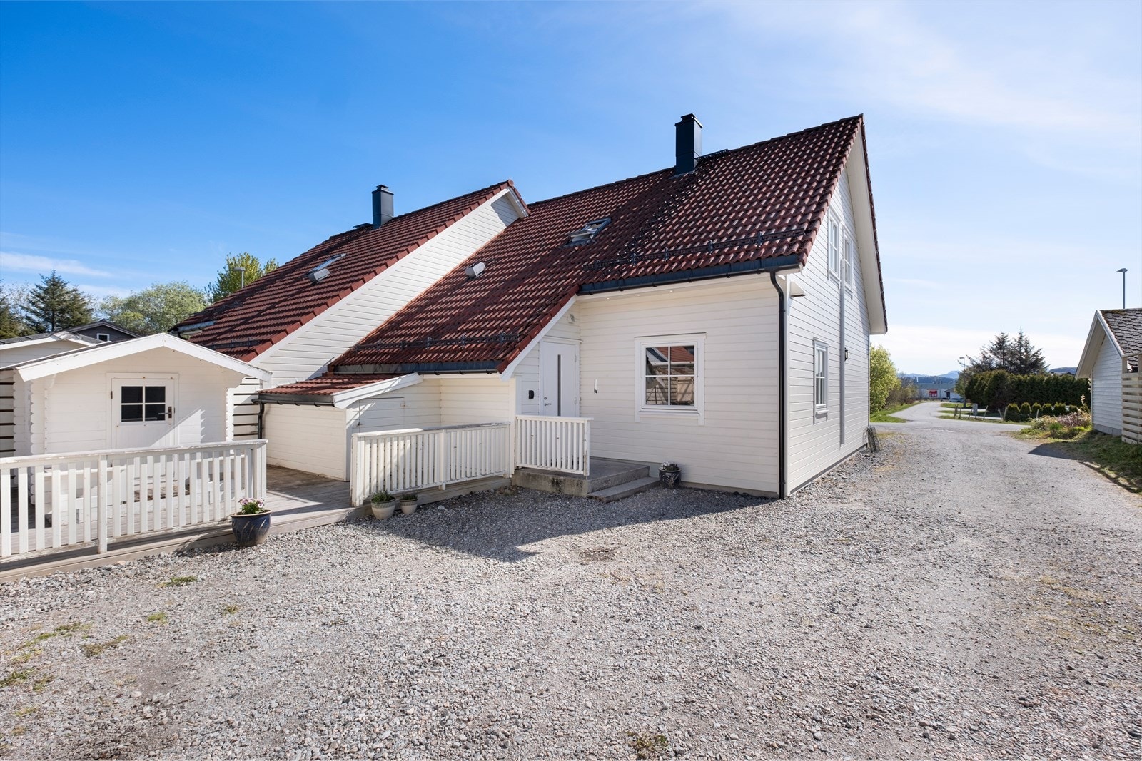Det er rikelig med plass til parkering på tomten Galleribilde