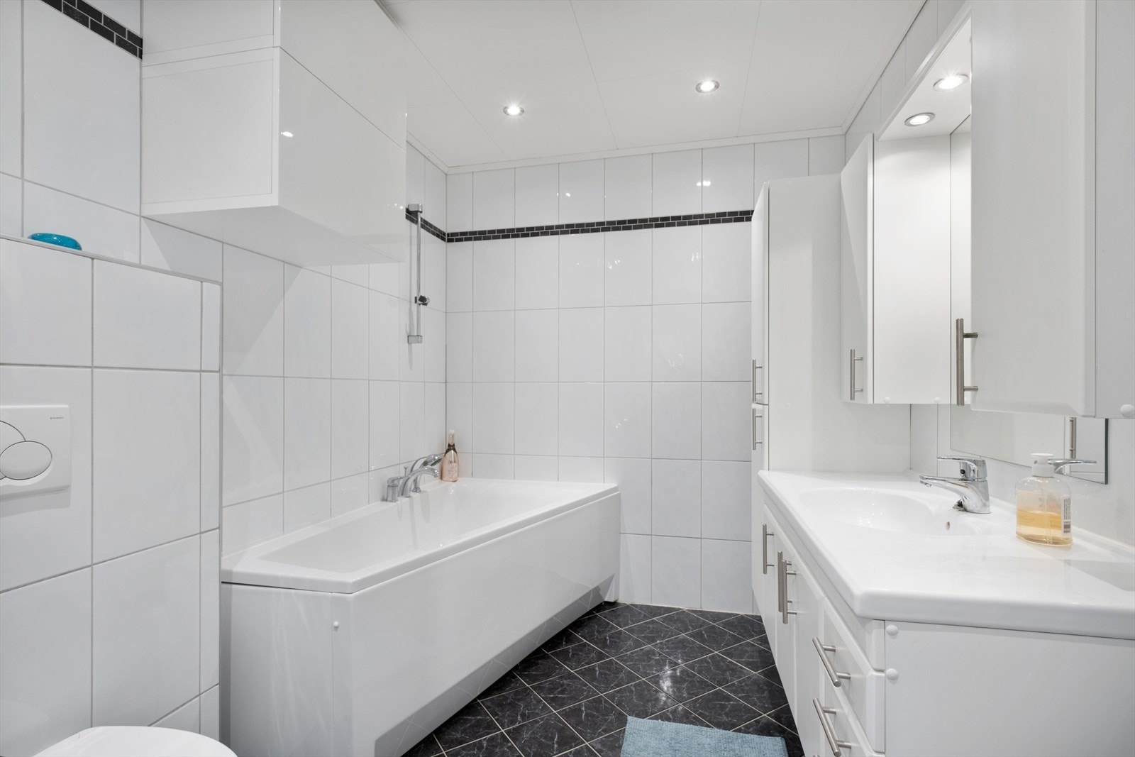 Helfliset bad fra byggeår som er utstyrt med varme i gulv, badekar, en romslig innredning m/servant samt vegghengt wc Galleribilde