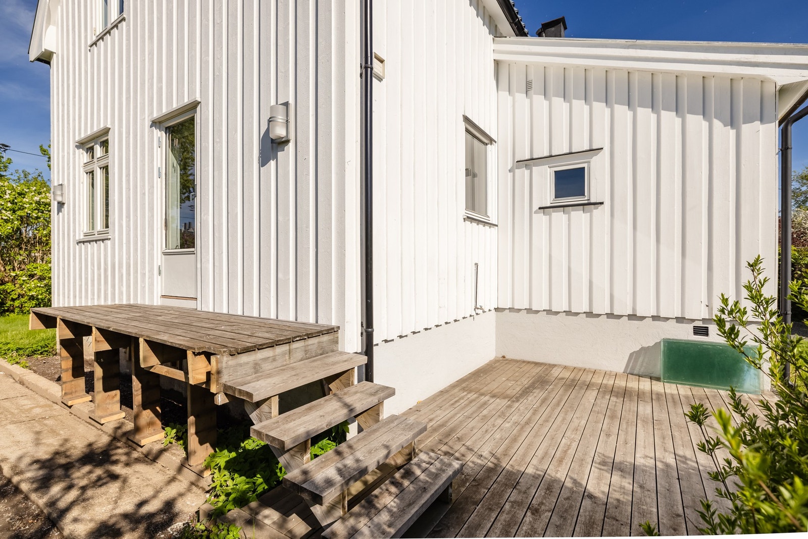 Fra kjøkkenet er det utgang til en solrik terrasse på ca. 14m². Galleribilde