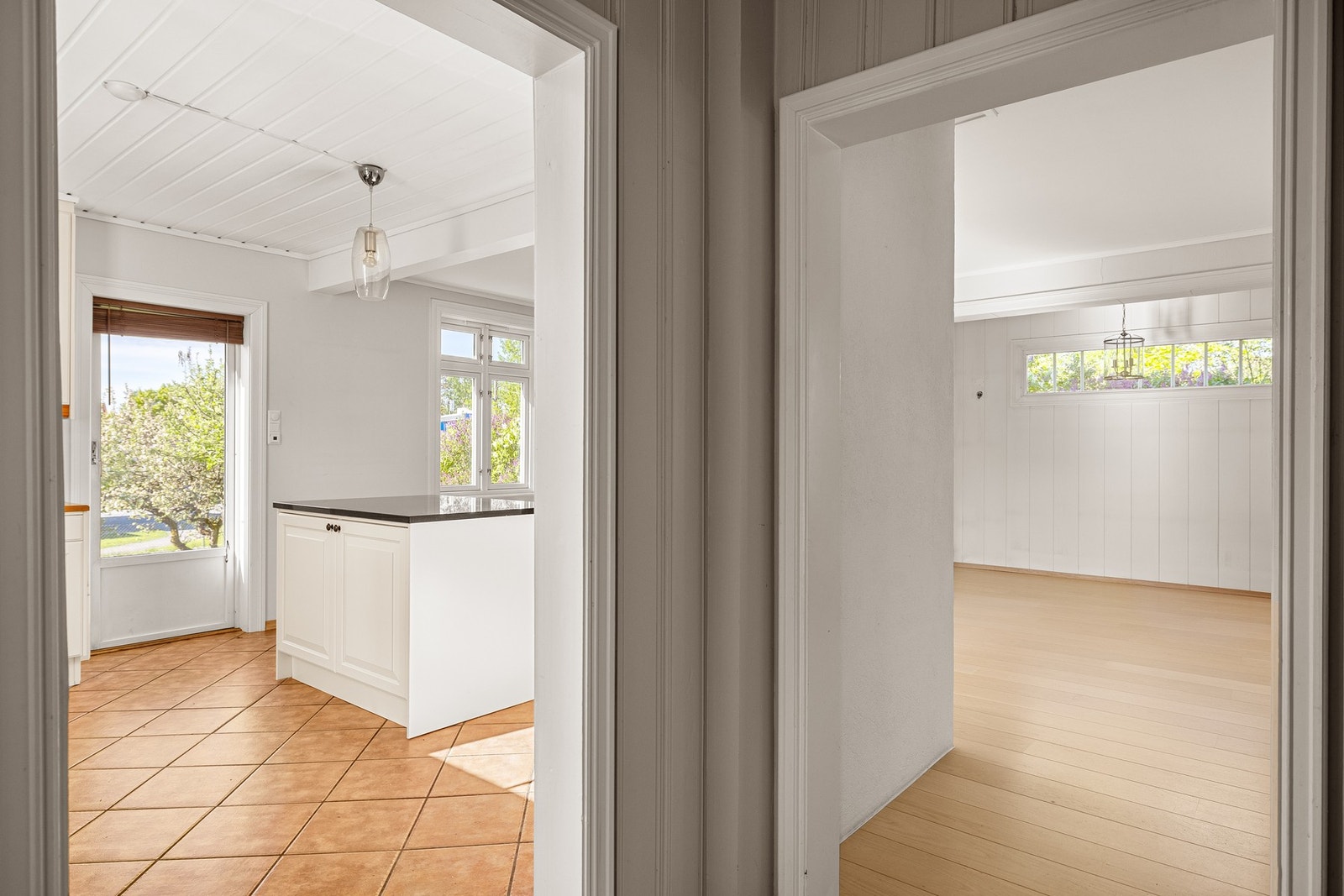Boligen har en god planløsning med fine oppholdsrom og baderom i 1. etasje, 3 soverom i 2. etasje, samt kjeller innredet med en ekstra stue, bad/vaskerom og boder. I tillegg er det uinnredet loft. Galleribilde