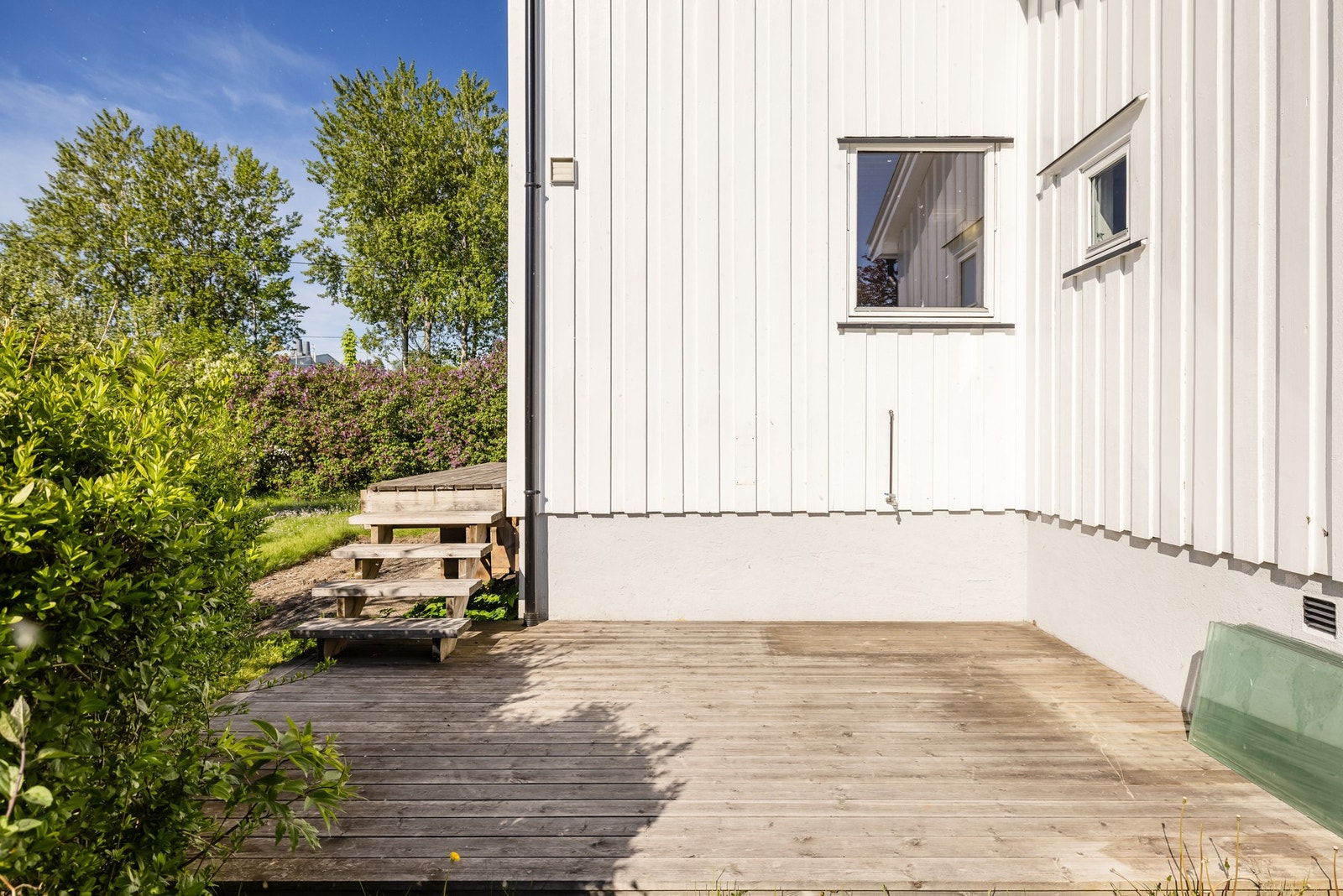Terrassen har terrassebord på gulv og plass til sittegruppe etter eget ønske og behov. Galleribilde