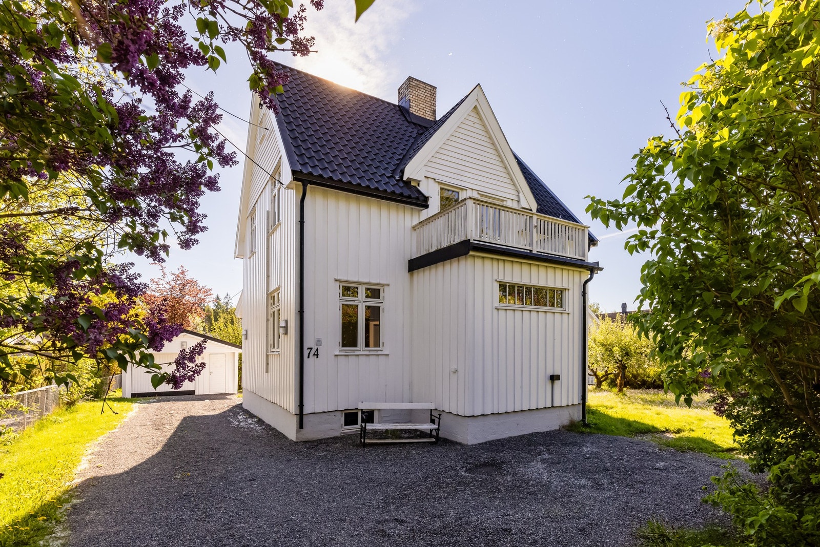 En lys og sjarmerende klassisk enebolig fra 1923 som ble tilbygget i 1960. Eiendommen er også bebygd med en garasje i dag, men denne skal rives ifbm. byggingen av 3 eneboliger. Galleribilde