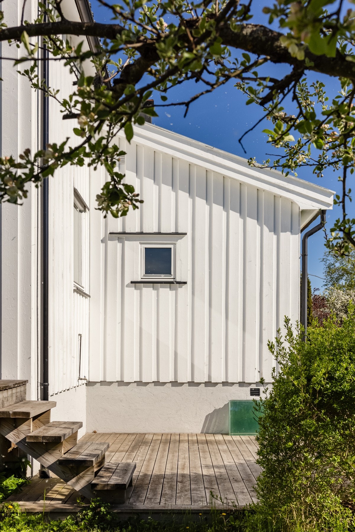 Etterisolering og skifte av utvendig kledning på vegg mot syd i 2019. Galleribilde