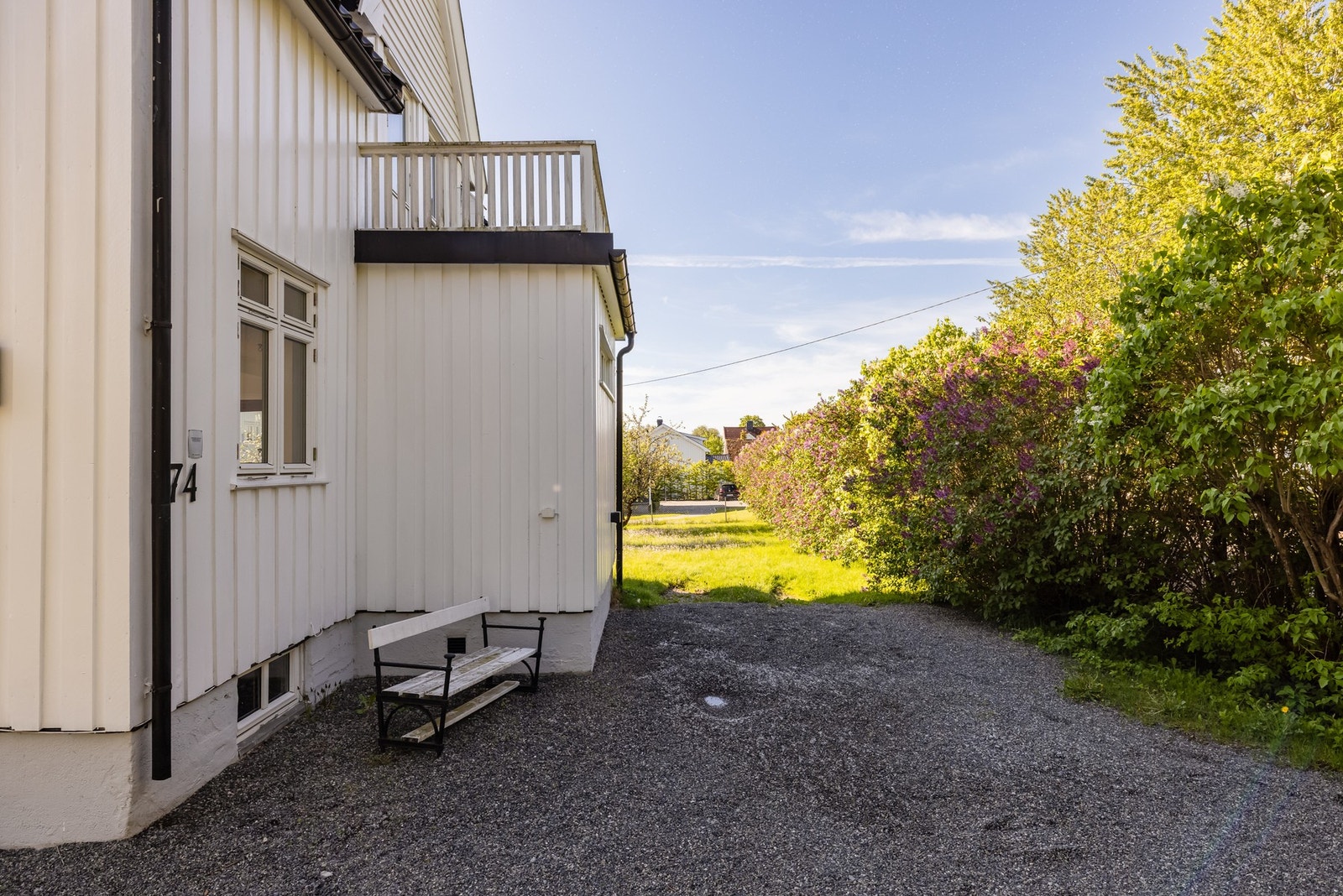 Tomten er opparbeidet tomt med gruset adkomst og gårdsplass. Plenarealer rundt boligen og på tomten for øvrig. Frukttrær plassert på tomten. Annen hekk og beplantning. Galleribilde