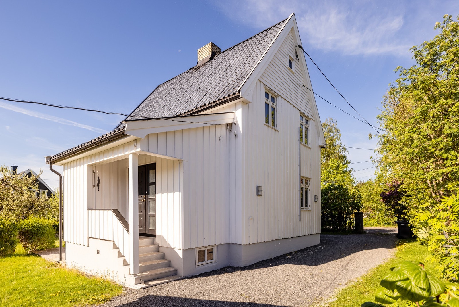 Boligen ble tilbygget med overbygget inngangsparti, entré og baderom i 1960. Galleribilde