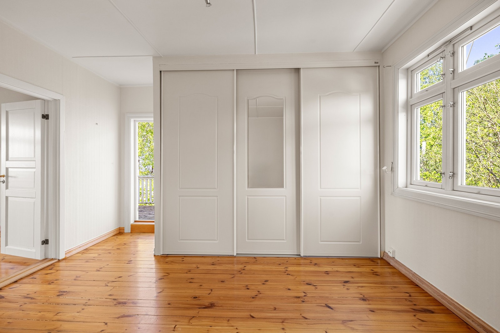 Soverom 1 har lakkerte tregulv og rikelig med oppbevaringsplass i stor plassbygget skyvedørsgarderobe. Galleribilde