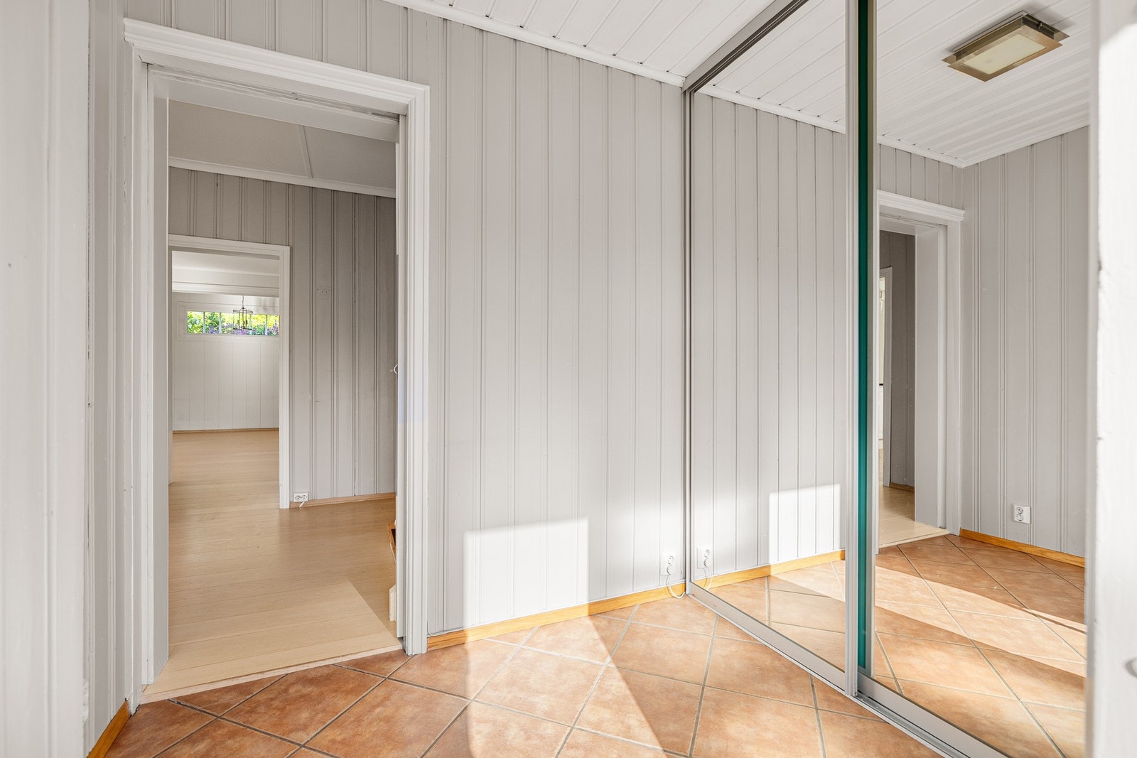 I entréen har du god oppbevaringsplass i stor plassbygget skyvedørsgarderobe med speildører. Galleribilde