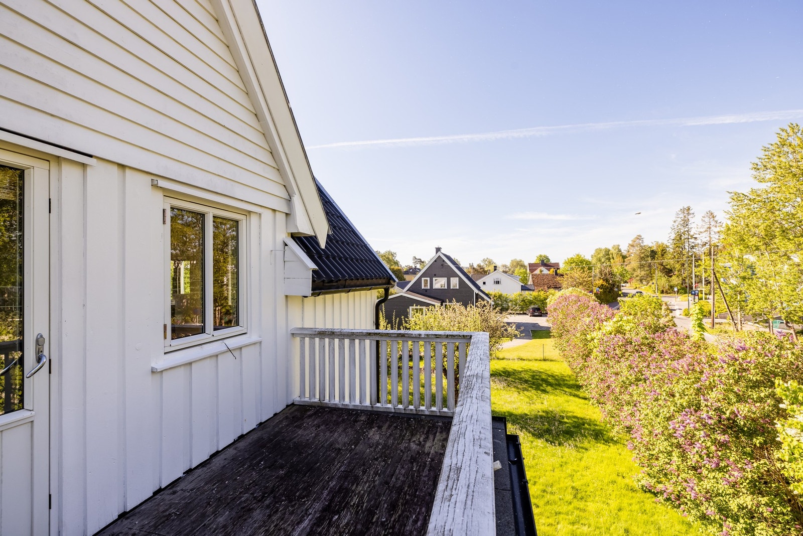 Balkongen vender mot vest som gir gode solforhold på ettermiddag og kveld. Galleribilde