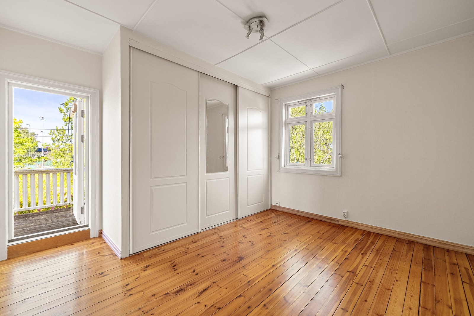 På soverommet er det god plass til stor dobbeltseng med tilhørende nattbord. Galleribilde