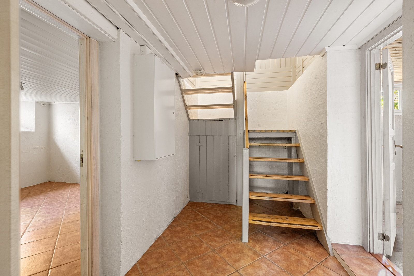 Kjelleren er innredet med en kjellerstue, bad/vaskerom og boder. Galleribilde