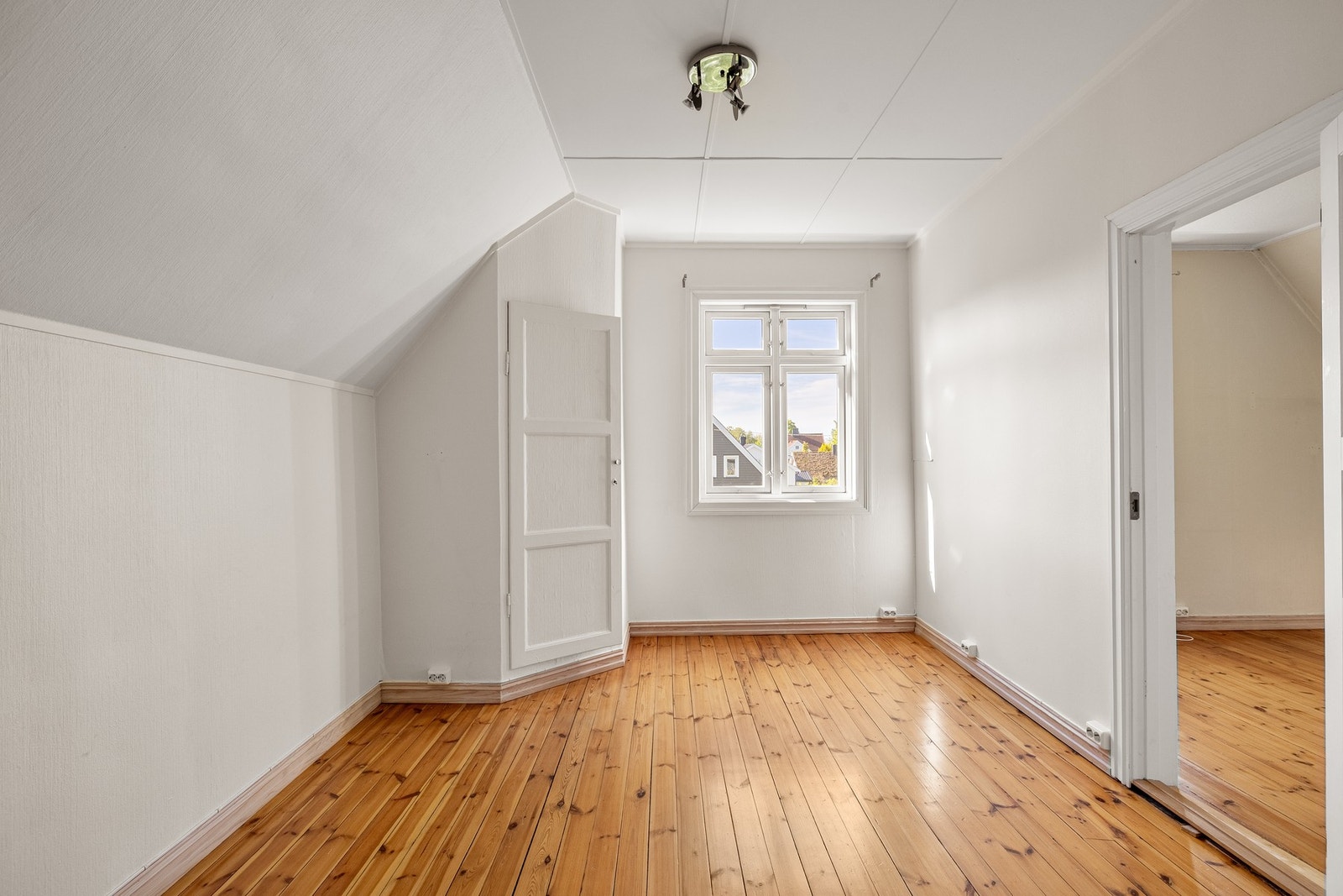 Soverom 2 er et lyst og hyggelig rom som passer fint som barnerom, gjesterom eller kontor. Galleribilde