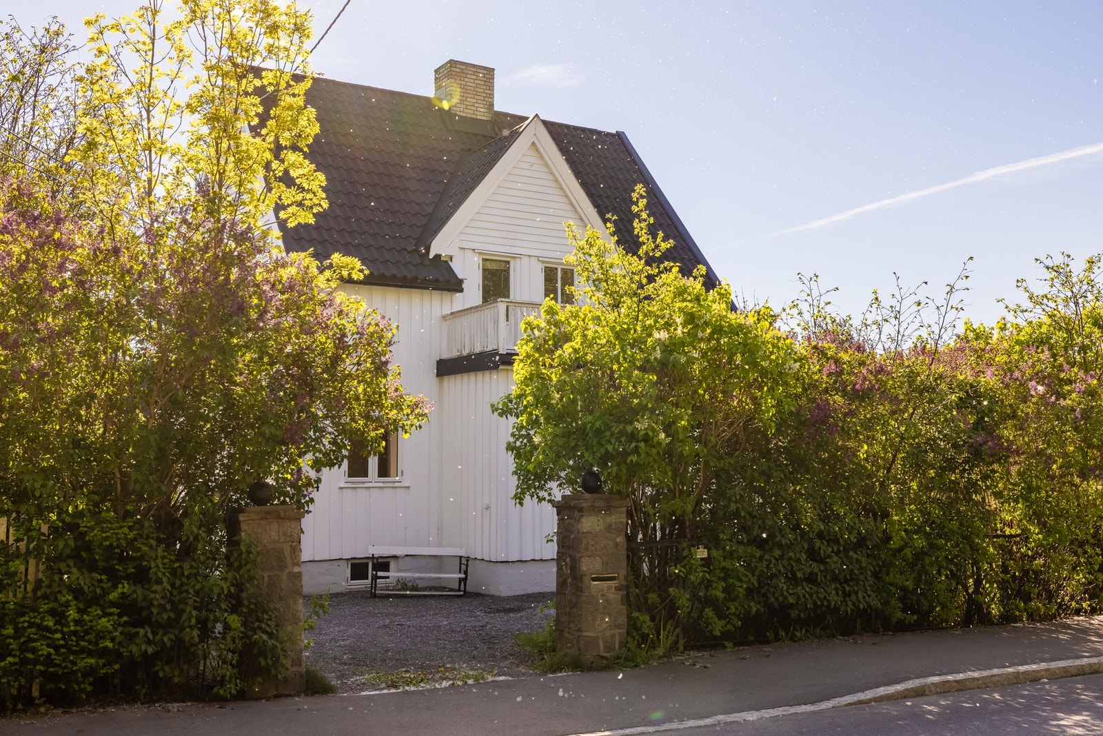 Boligen ligger solrikt til sentralt på Nordstrand, i umiddelbar nærhet til bla. bussholdeplass og Nordstrand Arena. Det er også kort vei til barnehager og skoler, og til både Sæter og Lambertseter med gode servicetilbud. Galleribilde