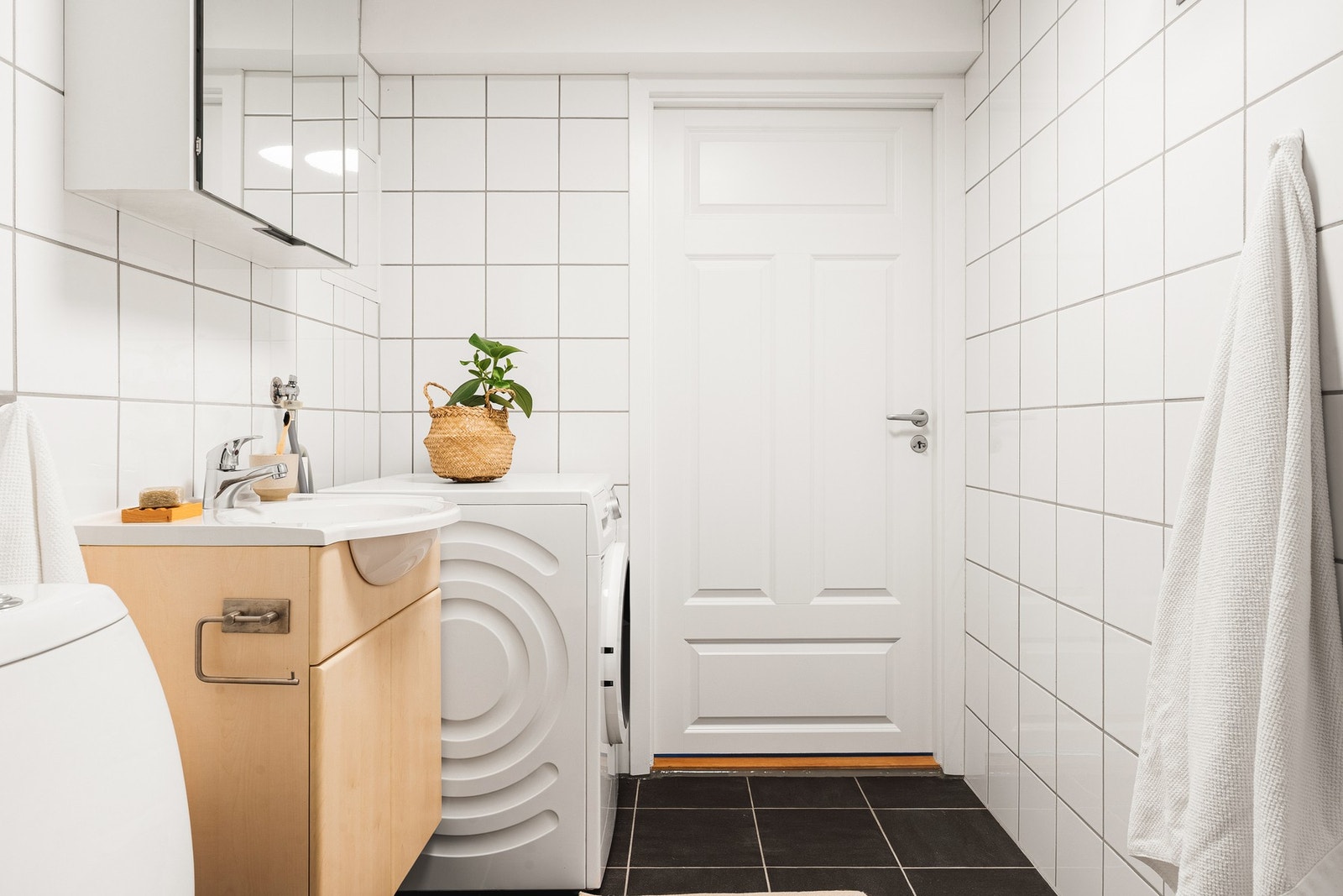 Rommet har elektriske varmekabler som gir god komfort året rundt, og boligen har balansert ventilasjon som bidrar til et godt inneklima. Galleribilde