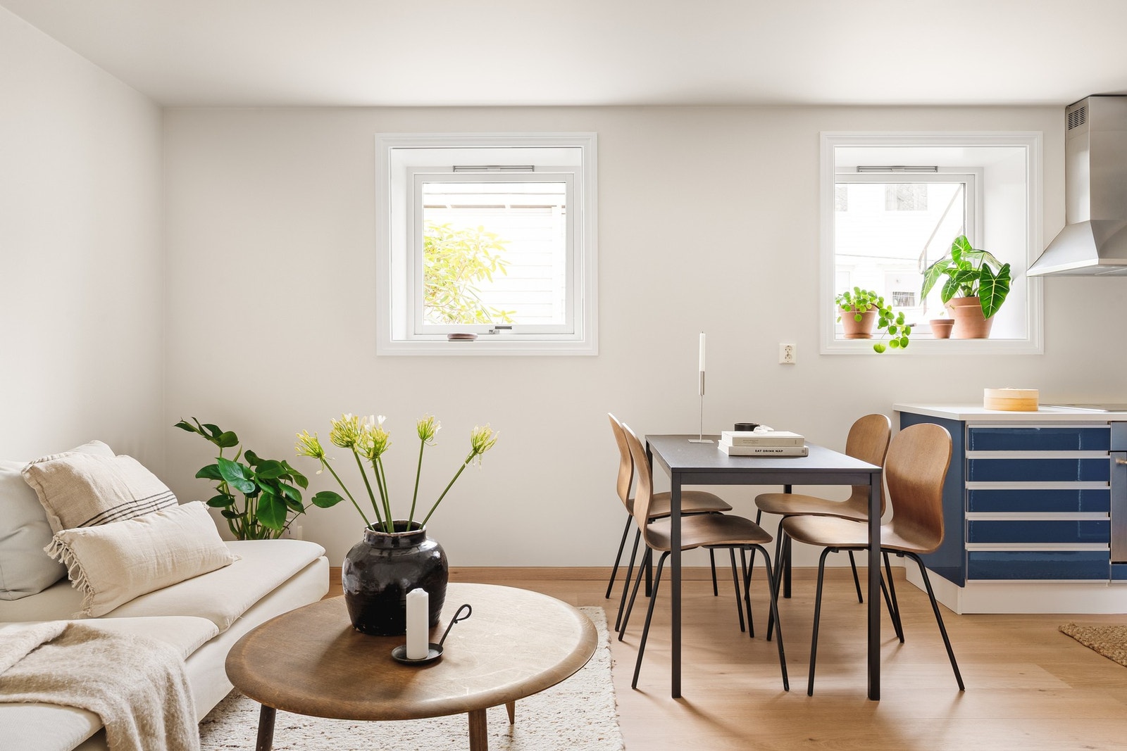 Her er det god plass til både sofagruppe og spisebord, noe som skaper et sosialt og funksjonelt oppholdsrom. Galleribilde