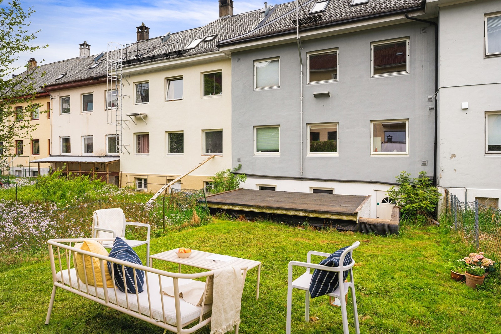 Området oppleves skjermet og rolig, og selger trekker særlig frem de gode solforholdene og nærheten til utearealene som kvaliteter ved boligen. Galleribilde