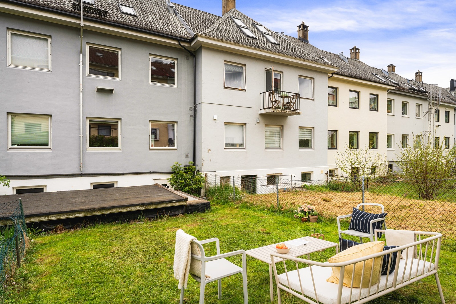 Lys og oppgradert 3 roms selveier med gode solforhold. Kort vei til Haukeland, HVL og bybane! Galleribilde
