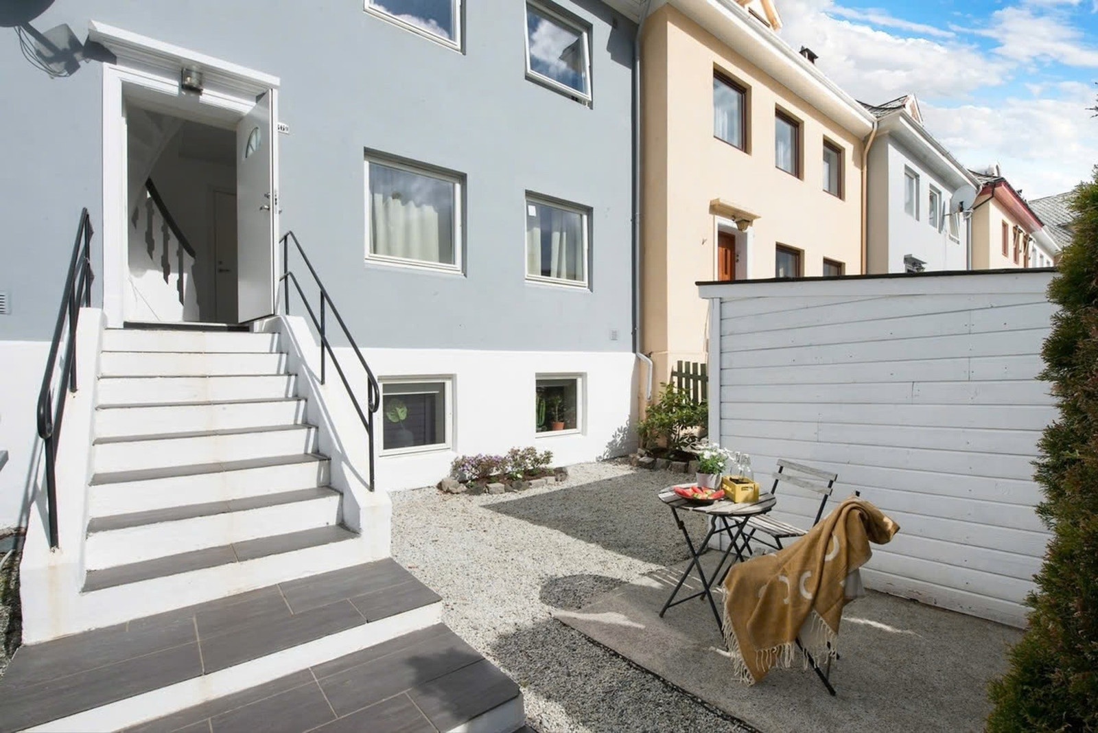 Ved framsiden av boligen foregår det arbeid pt. Bildene er tatt før arbeidet begynte. Galleribilde