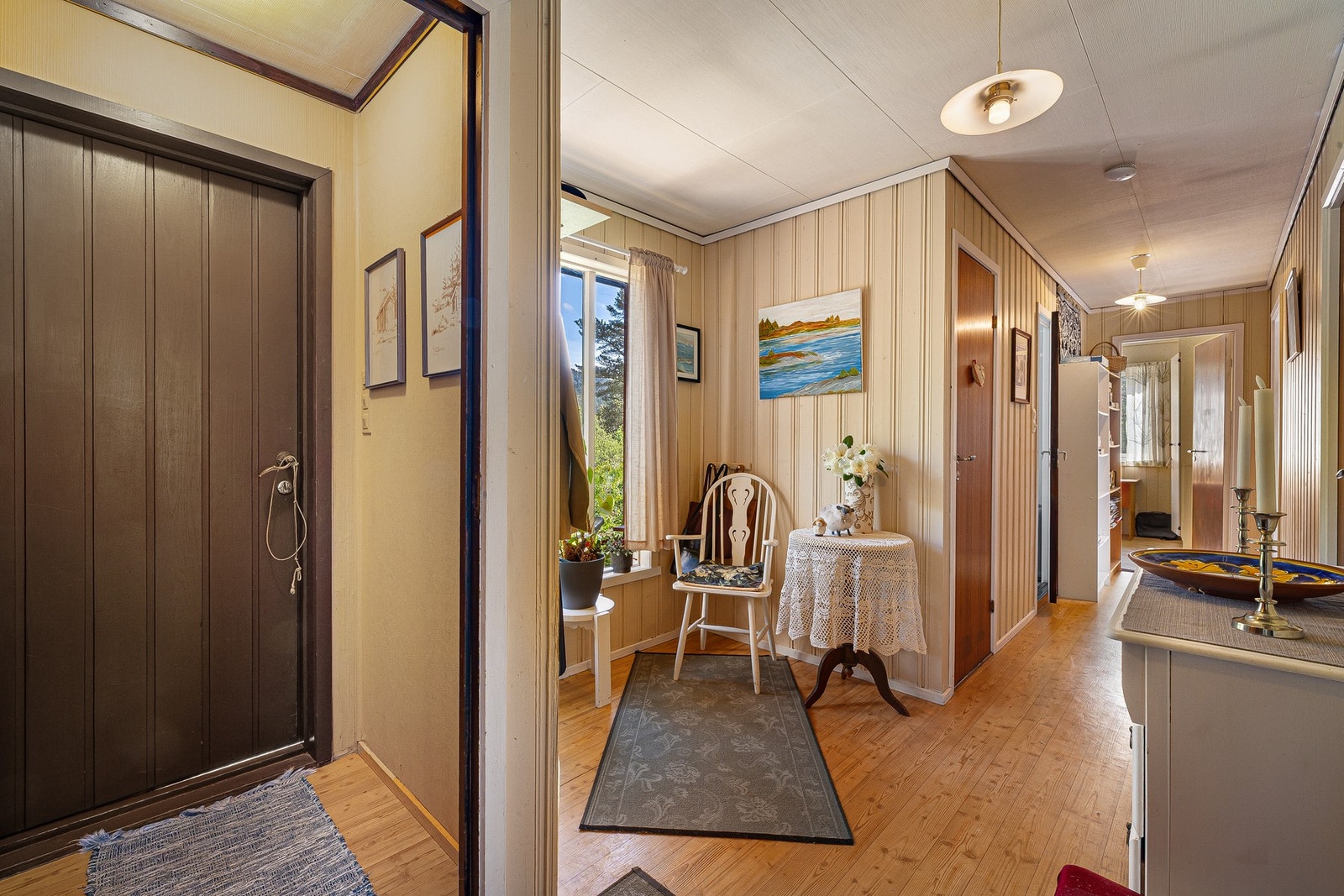 Boligens entré med plass til oppheng og oppbevaring av yttertøy og sko. Galleribilde