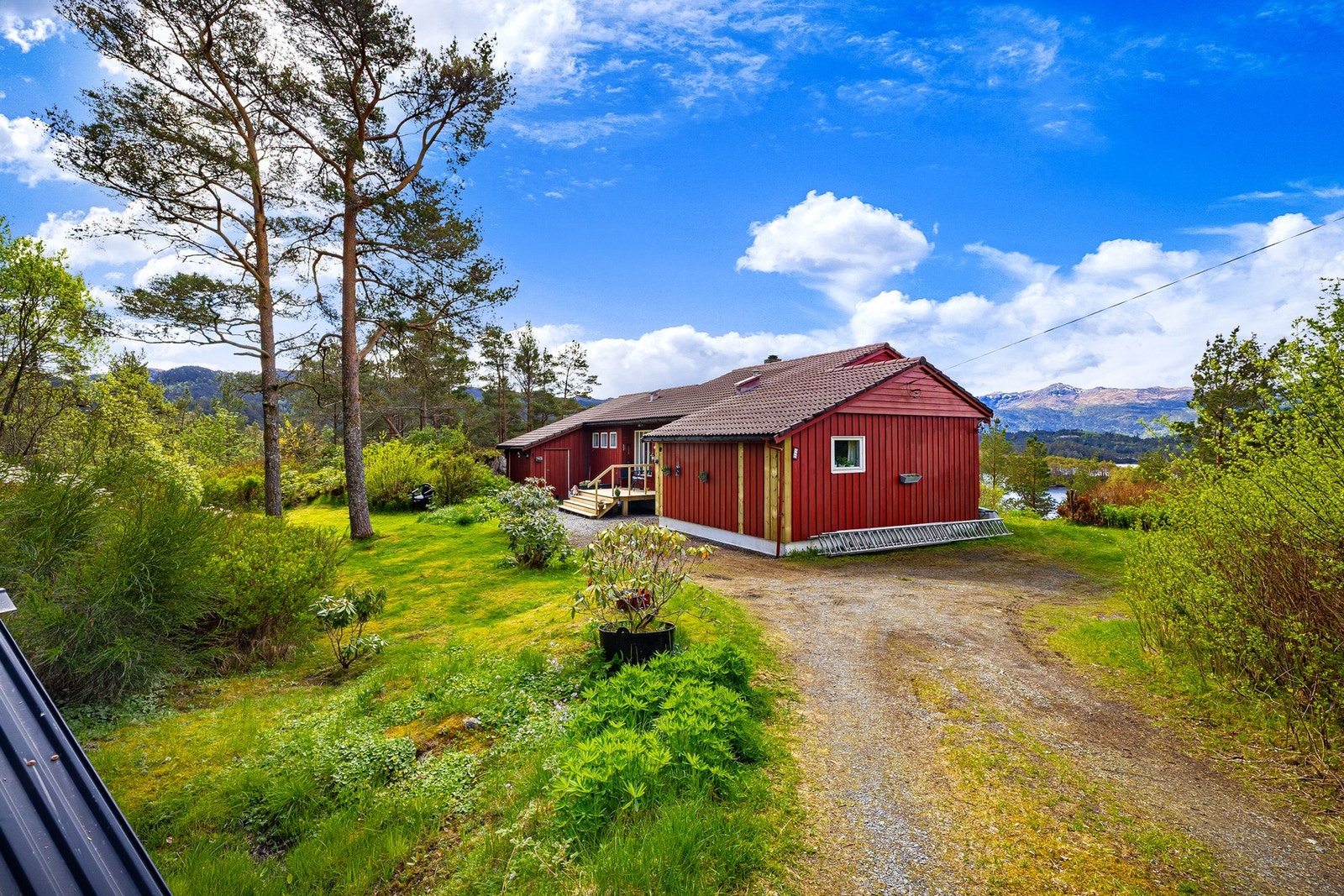 Eiendommen har gode parkeringsmuligheter med biloppstillingsplass på egen tomt. Galleribilde