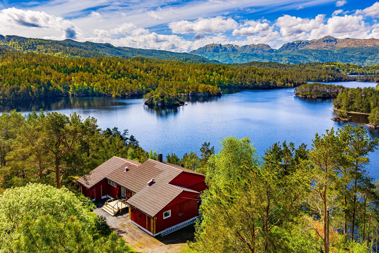 Velkommen til Nordbustaddalen 321. En enebolig med fantastisk utsikt og landlig, naturskjønn beliggenhet. Galleribilde