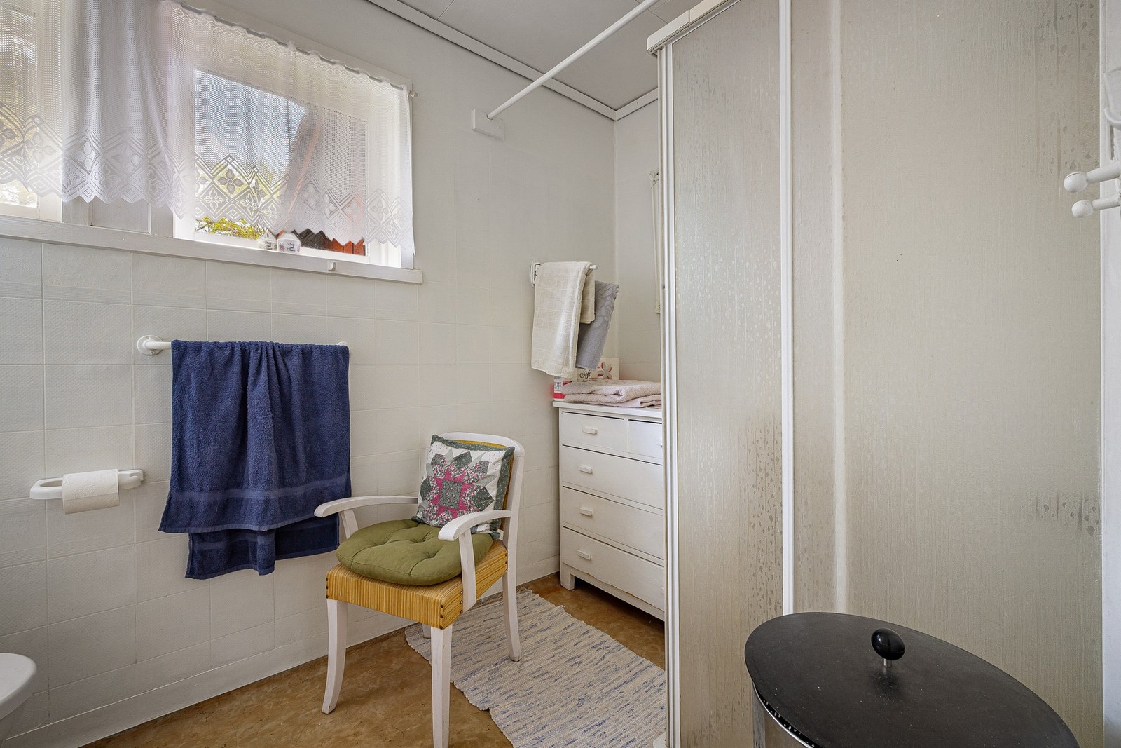 Badet er utstyrt med frittstående toalett og dusjkabinett. Galleribilde