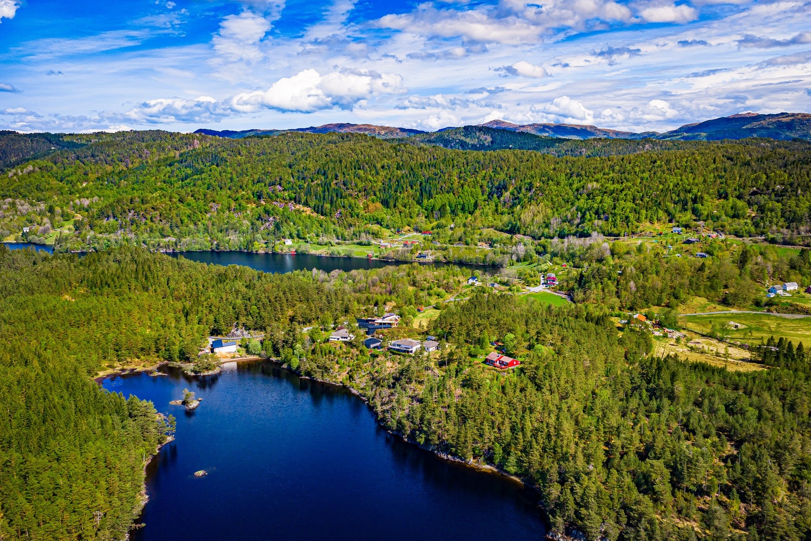 Boligen har en naturskjønn og landlig beliggenhet samtidig som det er kort avstand til ulike servicetilbud. Nærmeste dagligvare er Joker i Uggdal som befinner seg kun ca. 8 minutter unna eiendommen med bil. Galleribilde