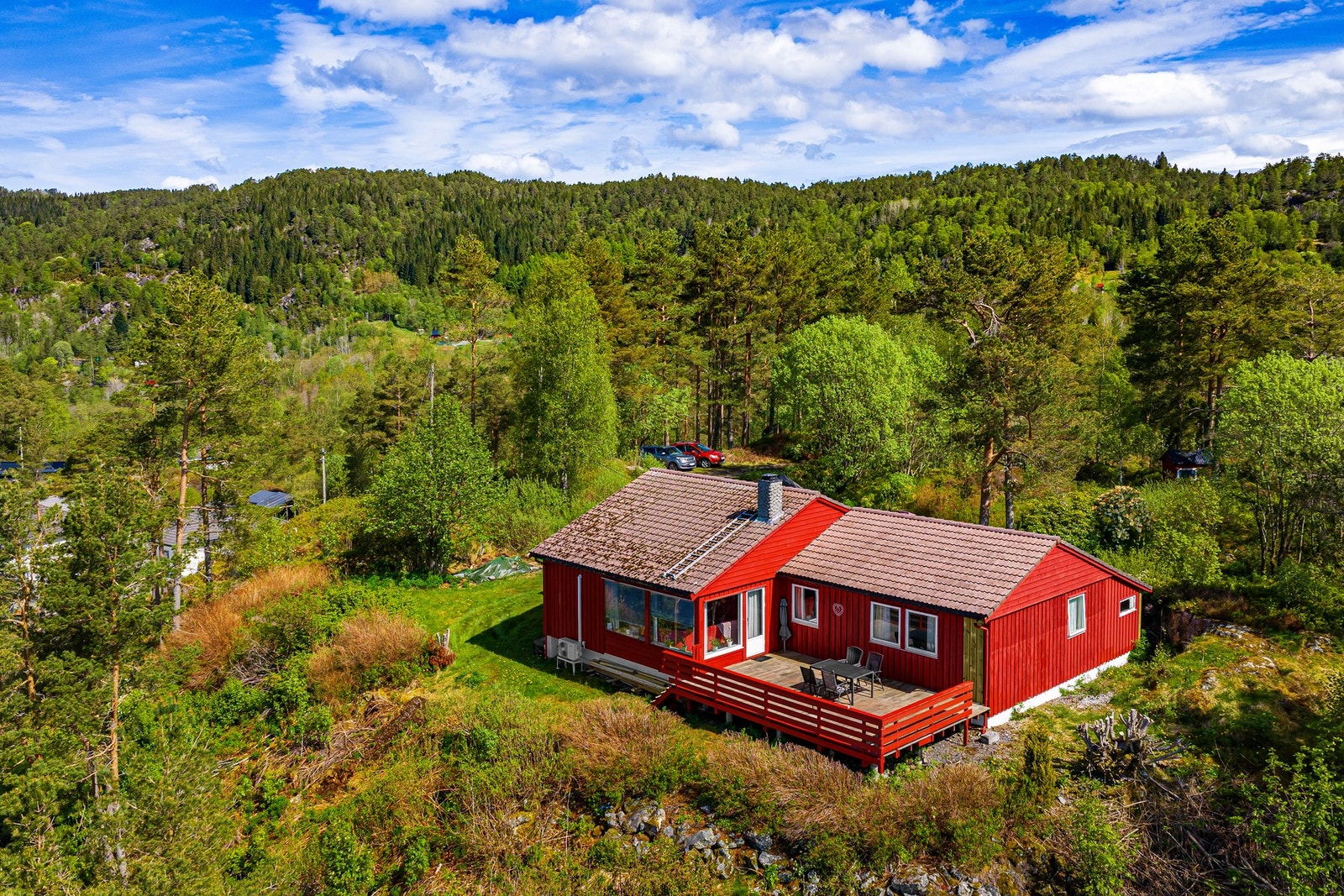 Uggdal barneskule og Stjernereiso Barnehage i Uggdal befinner seg ca. 10 minutter med bil fra eiendommen. Galleribilde