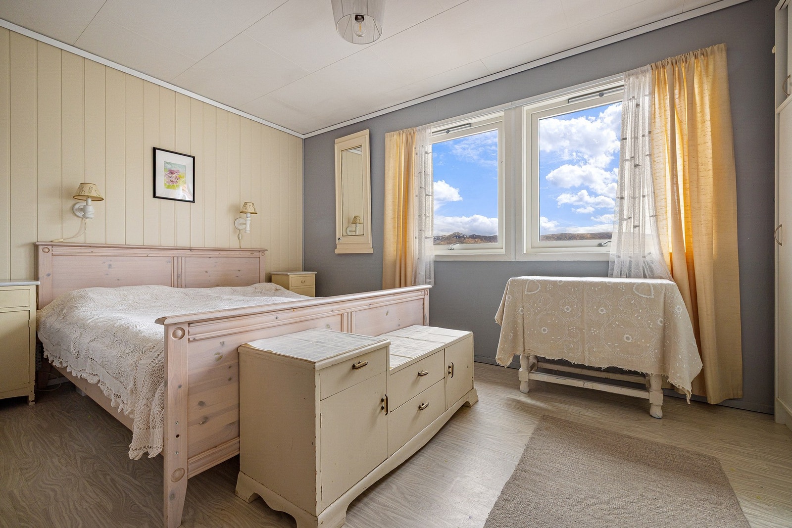 Hovedsoverom med god plass til seng og garderobeinnredning. Galleribilde