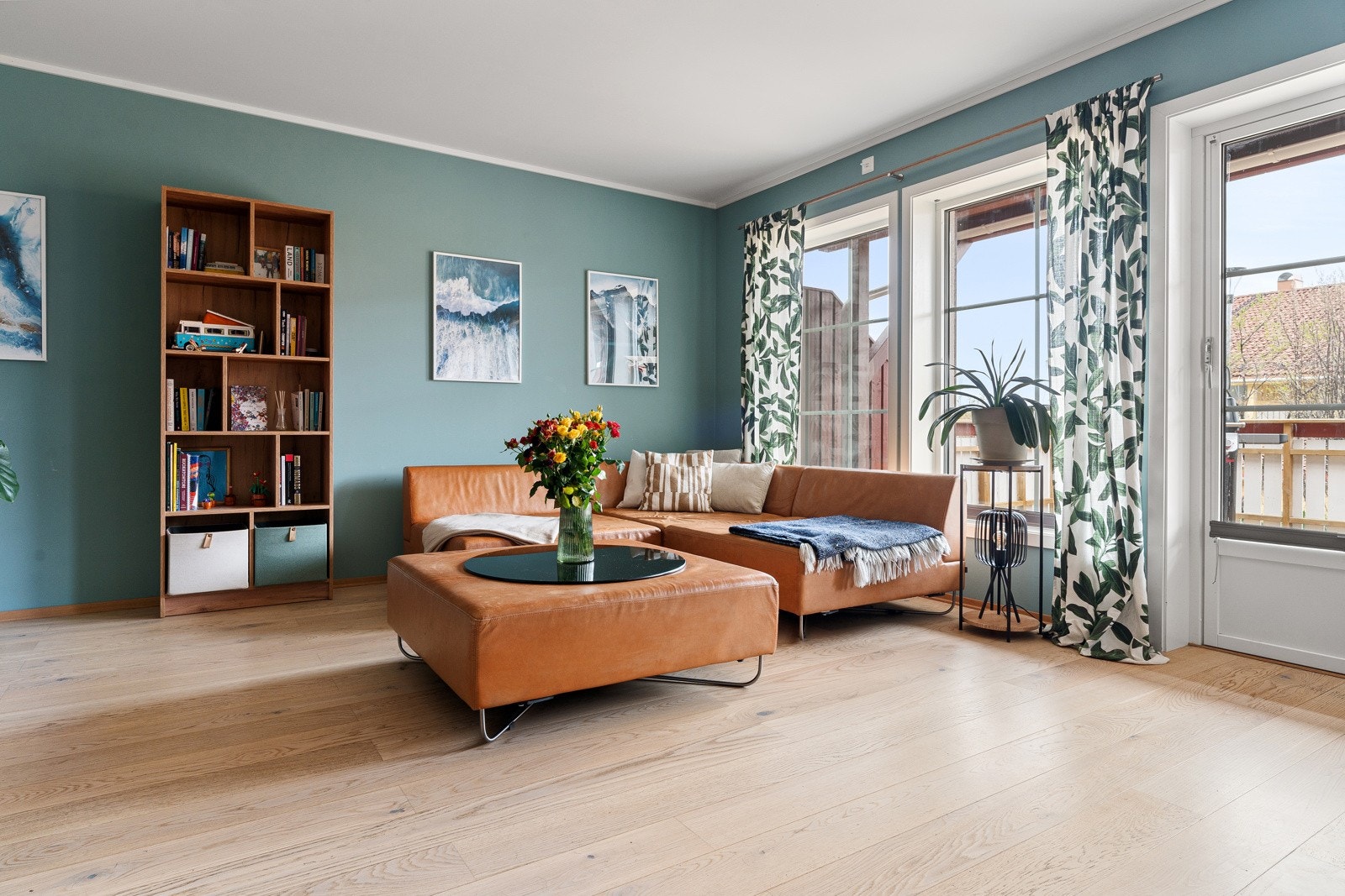 Her har du plass til en stor og god sofa - Samle hele familien i sofakroken! Galleribilde