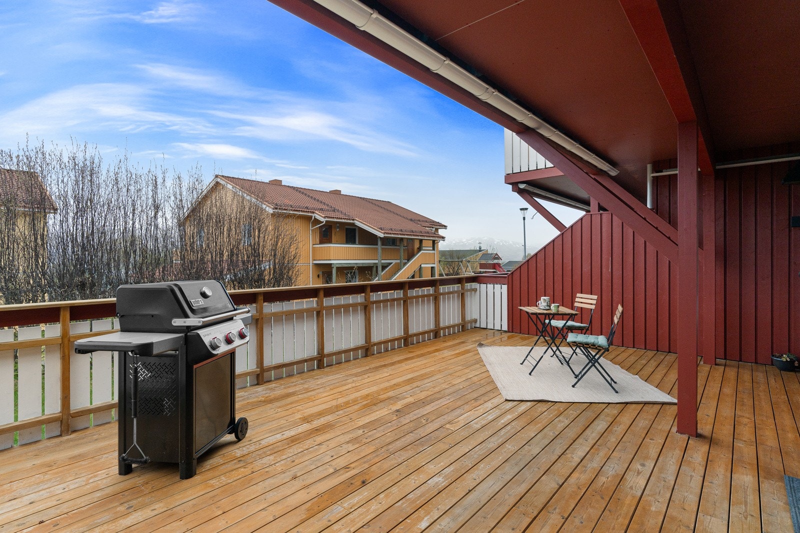 Boligen har en stor terrasse med god plass til det du måtte ønske av utemøbler og grill! Galleribilde
