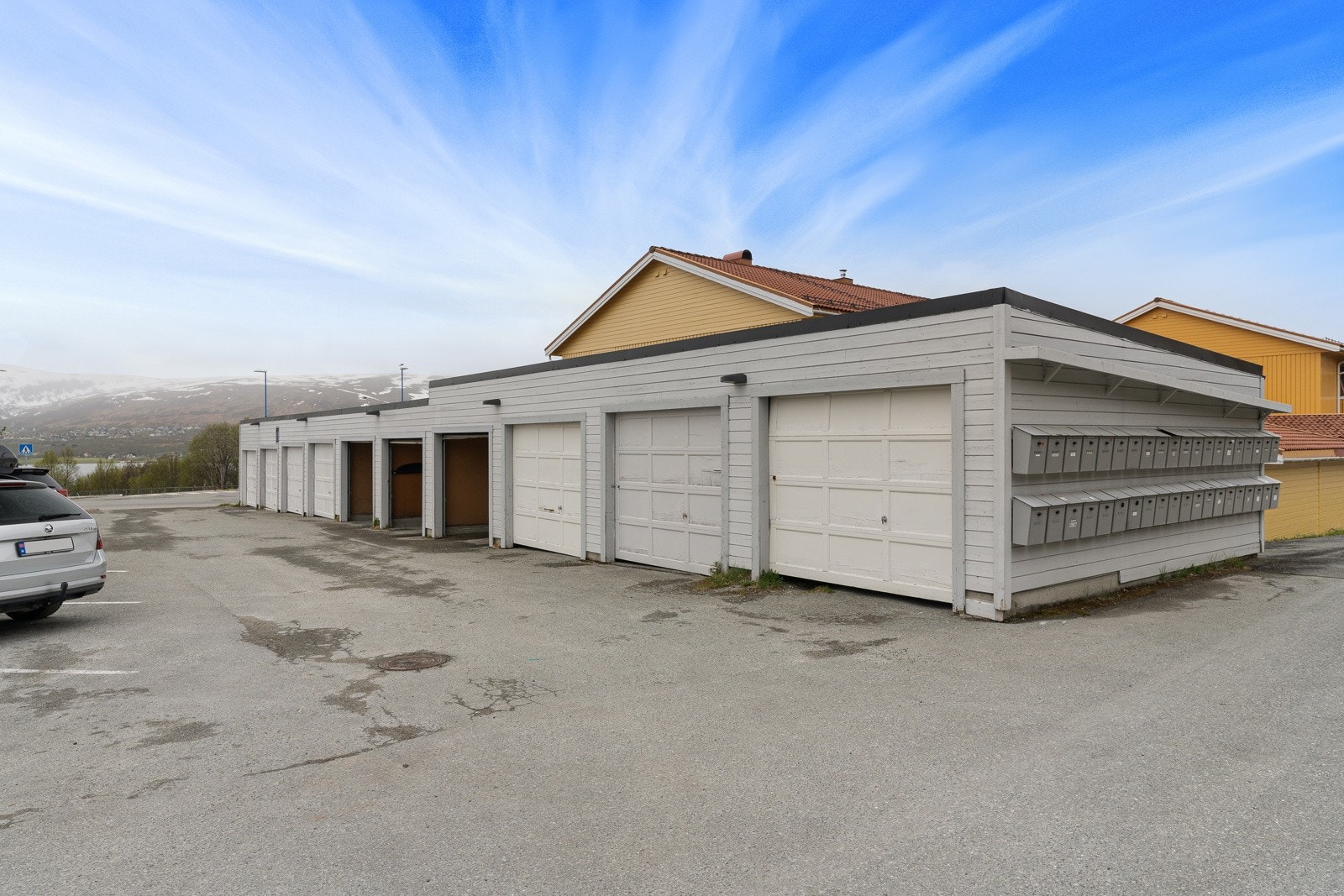 Parkering i garasje. Galleribilde