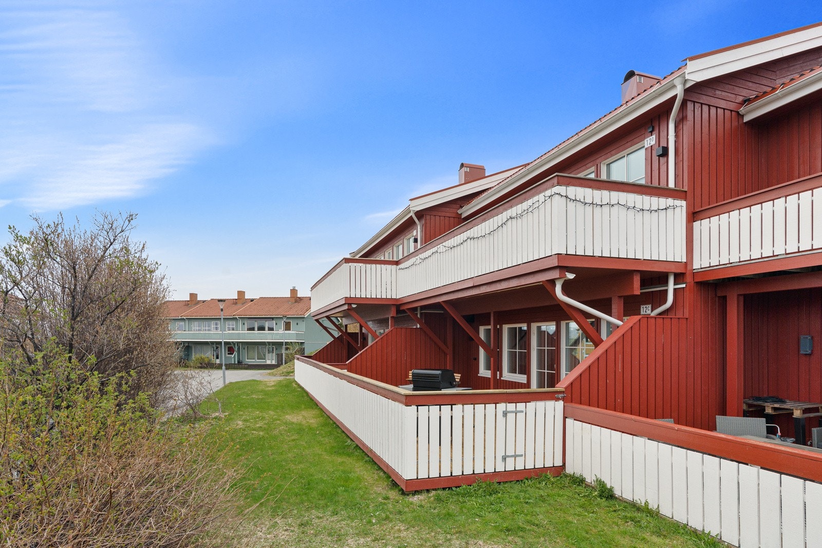 Familievennlig beliggenhet med nærhet til skole, barnehage og flotte turområder som lysløypa. Galleribilde