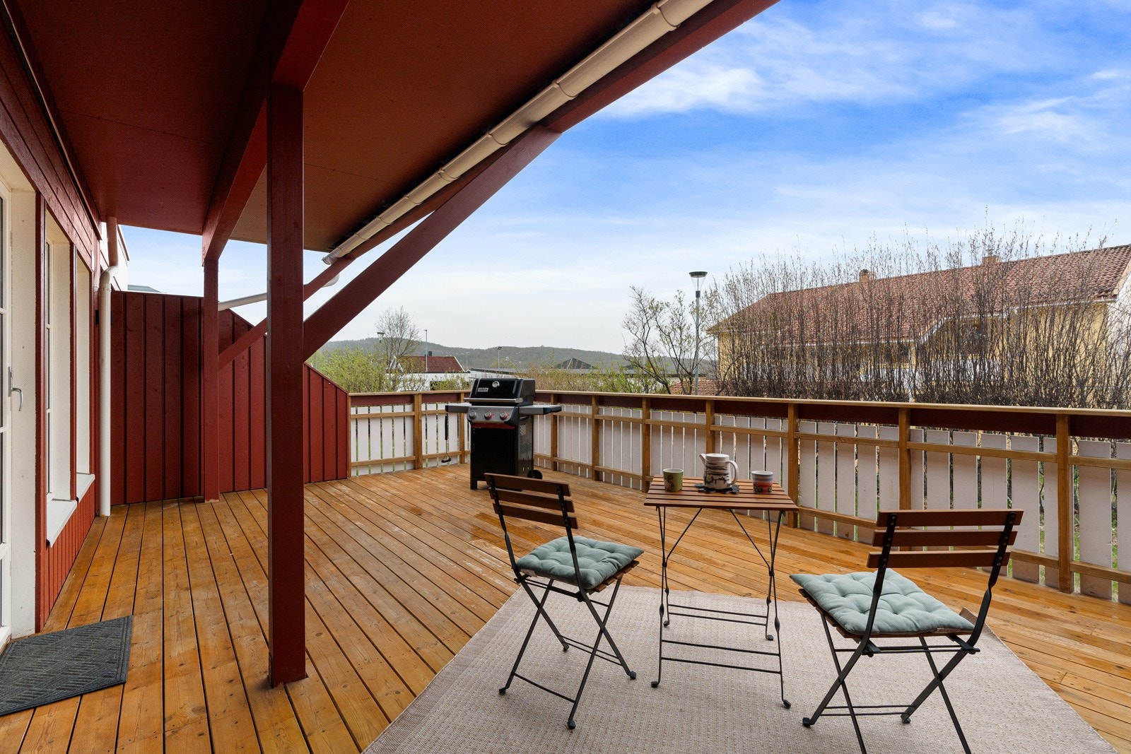 Boligen har stor terrasse med ettermiddag og kveldsol og familievennlig beliggenhet! Galleribilde